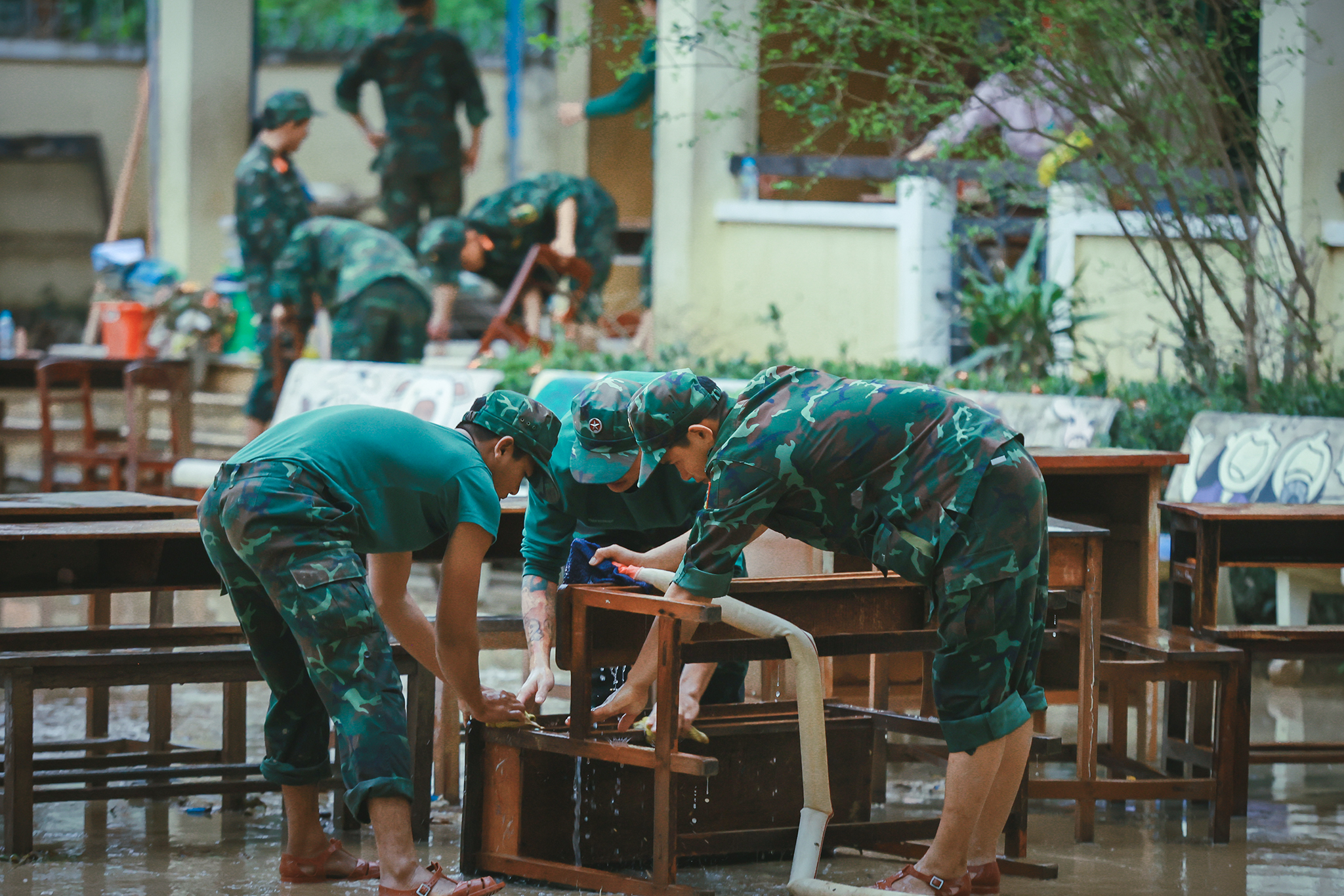 La División 2 trabaja con Gia Lai para superar las consecuencias de las inundaciones - Foto 4. Sư đoàn 2 dốc sức cùng Gia Lai khắc phục hậu quả lũ lụt- Ảnh 4.