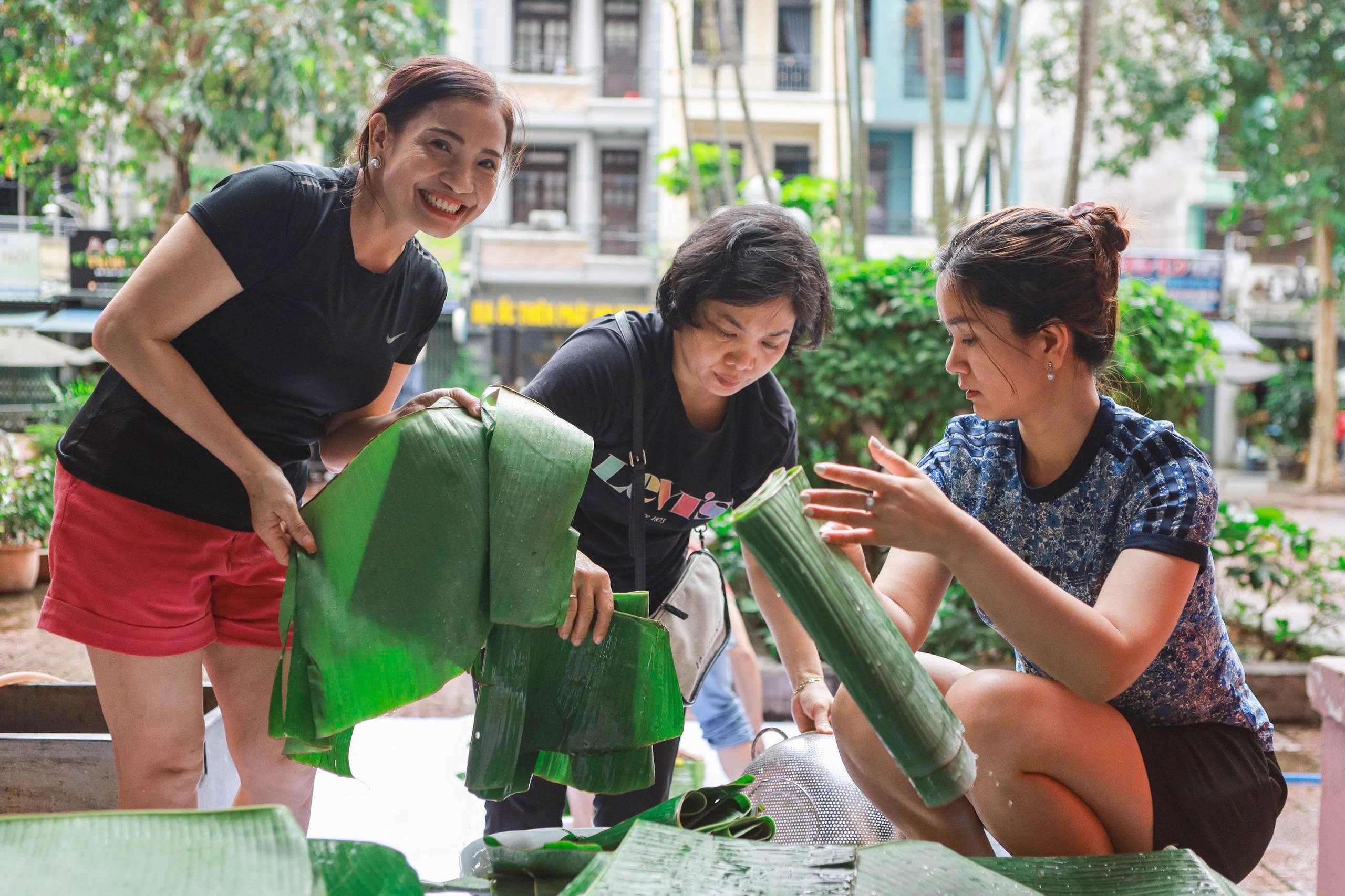 Tấm lòng người TP.HCM giúp vùng lũ: 'Nửa đêm đi gõ cửa các cửa hàng bán nếp'- Ảnh 4.
