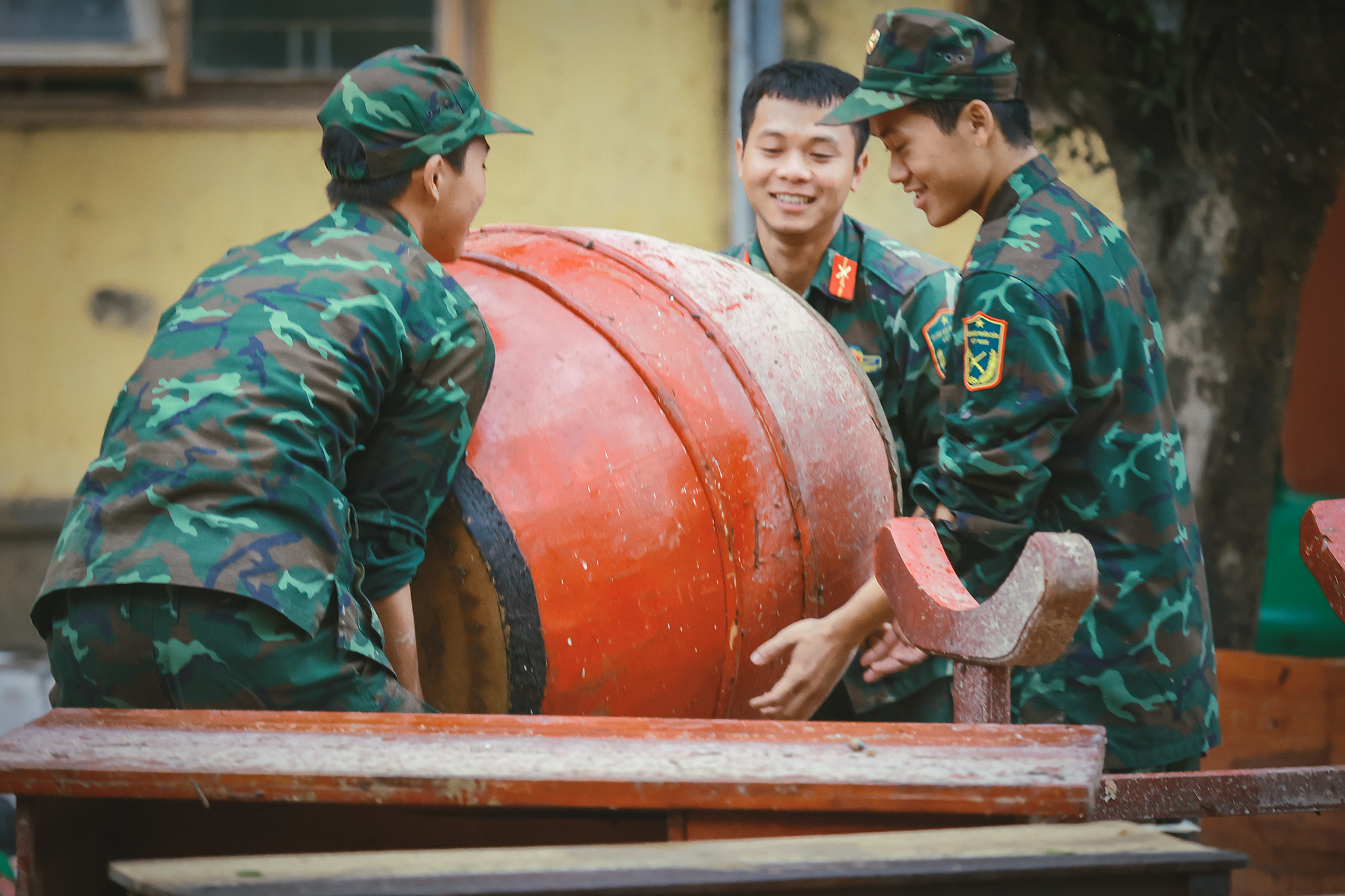 La División 2 trabaja con Gia Lai para superar las consecuencias de las inundaciones - Foto 6. Sư đoàn 2 dốc sức cùng Gia Lai khắc phục hậu quả lũ lụt- Ảnh 6.