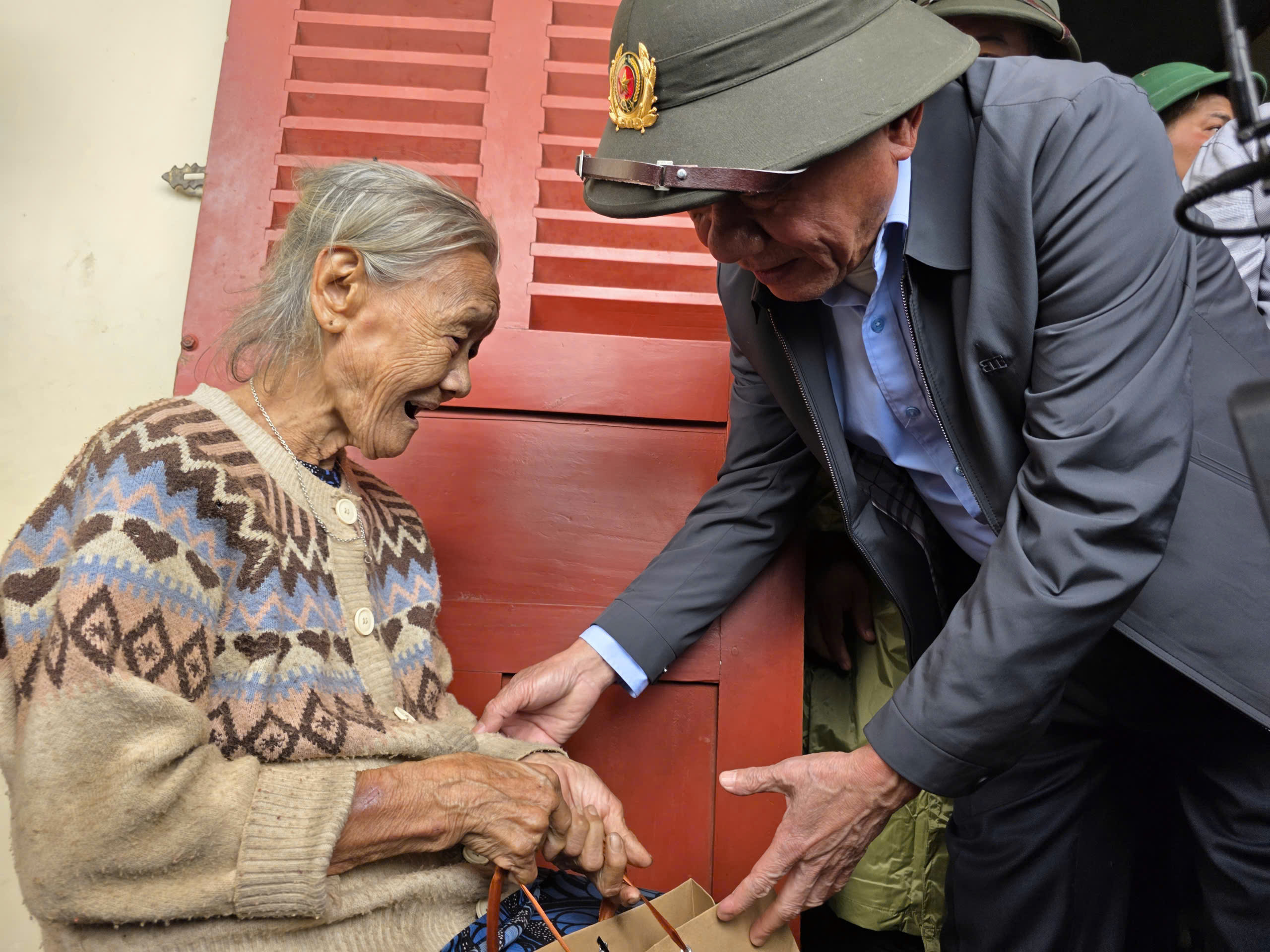 Đoàn công tác của Bộ Chính trị tặng quà người dân vùng ngập lụt Khánh Hòa- Ảnh 3.