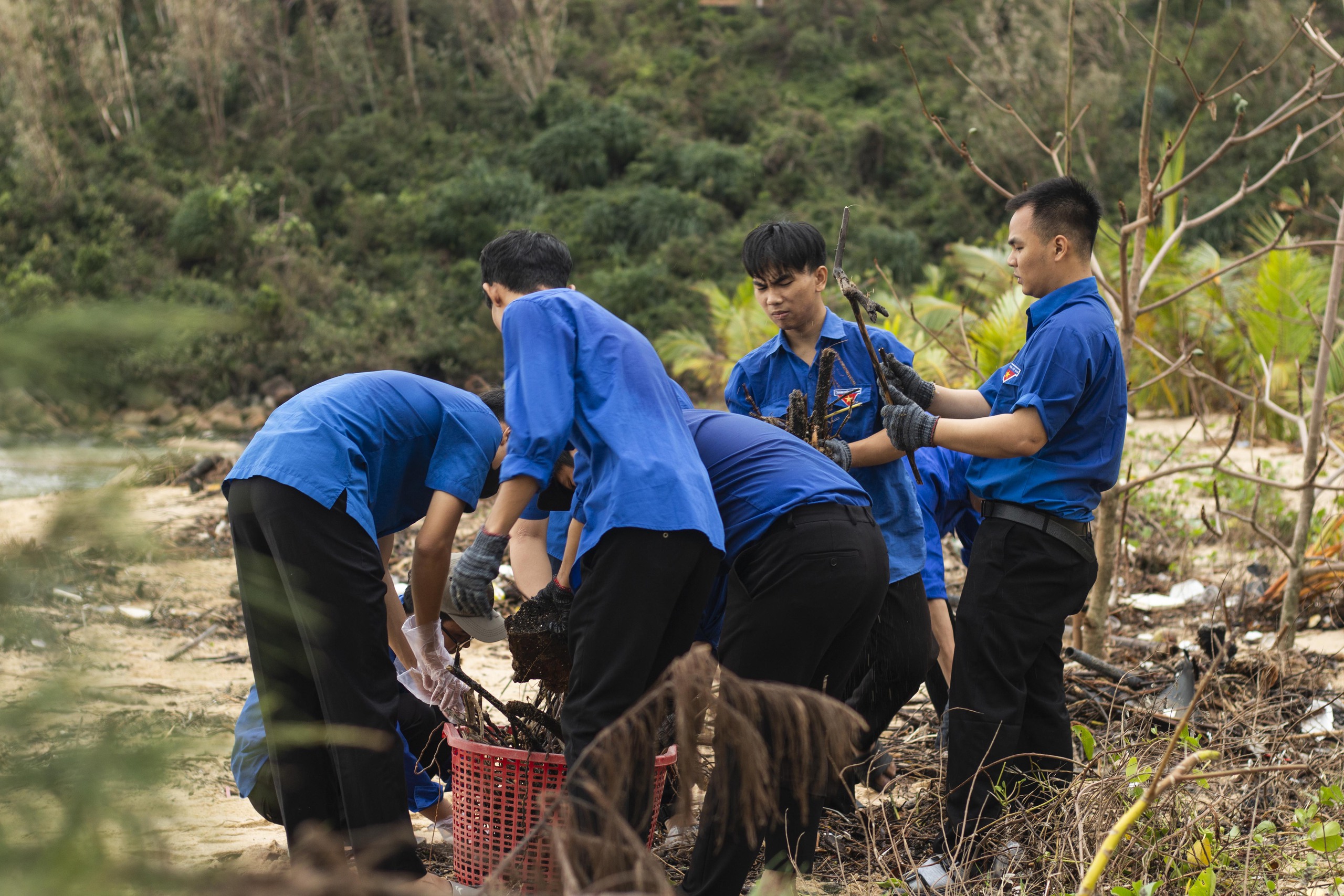 Đoàn viên đội mưa, ngâm nước lũ giúp dân dọn nhà cửa, quét bùn đất - Ảnh 4.