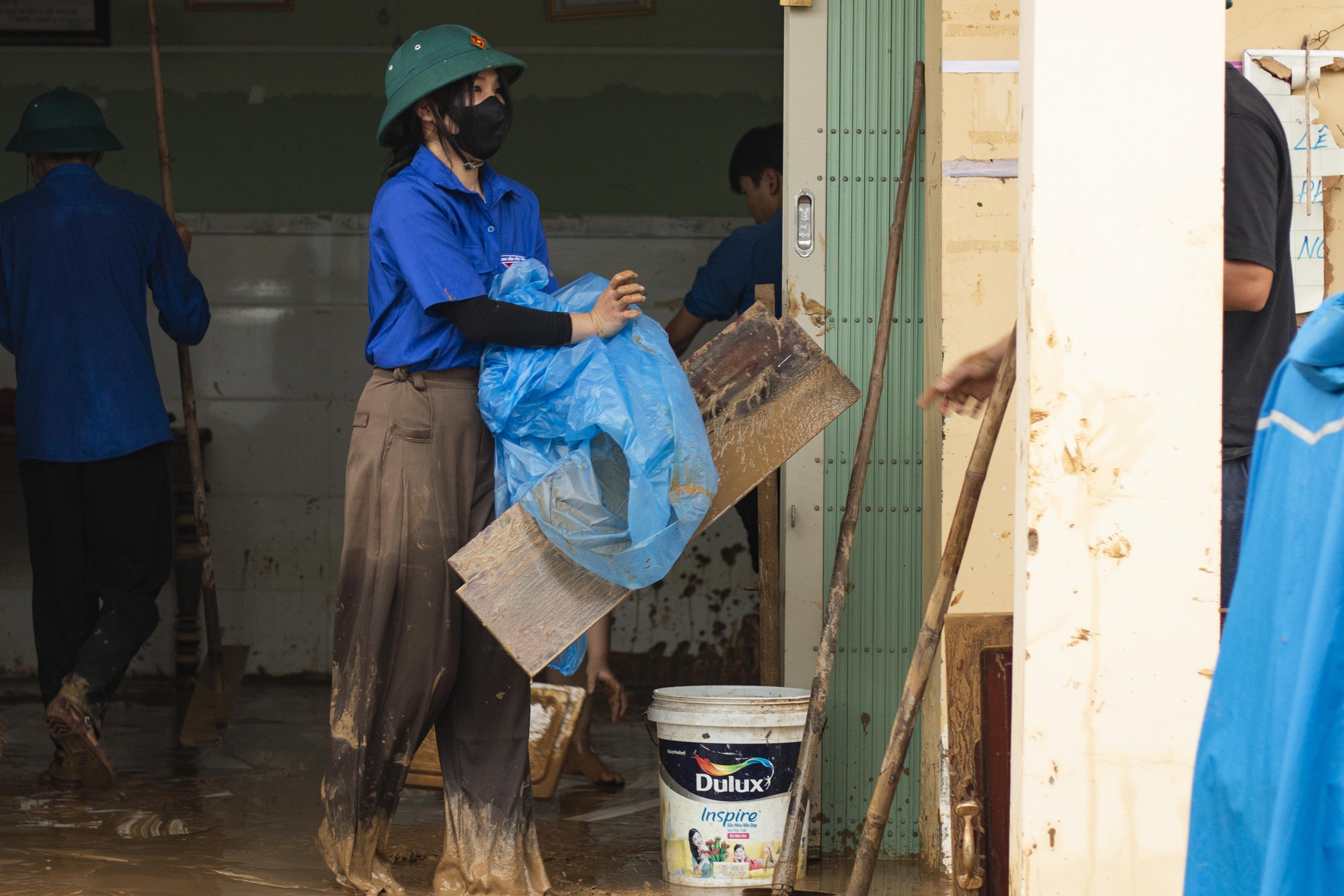 Đoàn viên đội mưa, ngâm nước lũ giúp dân dọn nhà cửa, quét bùn đất - Ảnh 5.