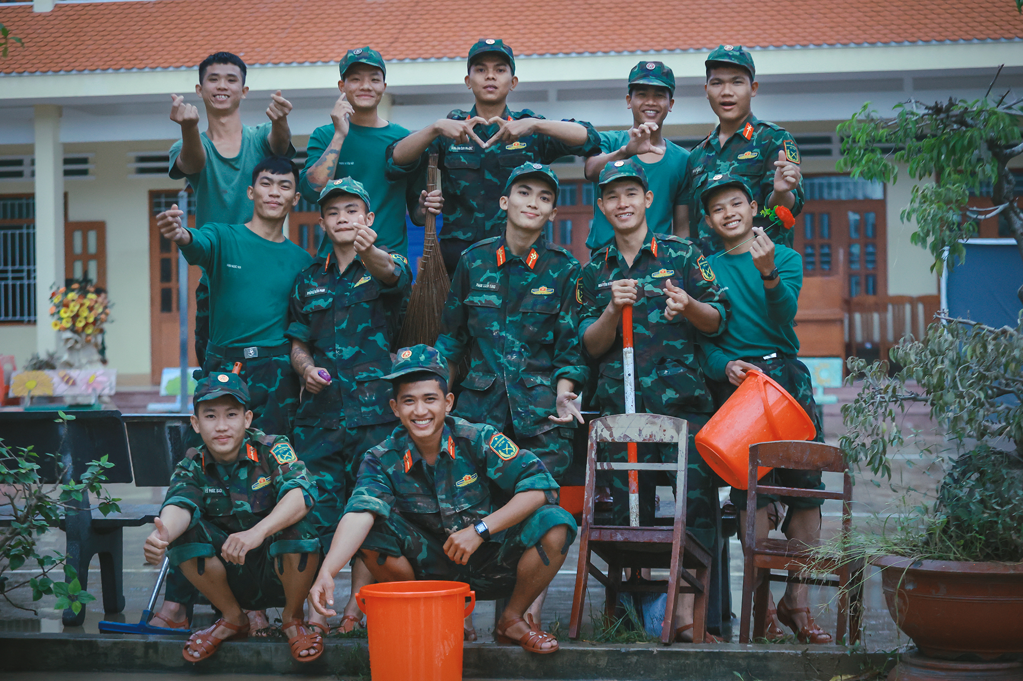 La División 2 trabaja con Gia Lai para superar las consecuencias de las inundaciones - Foto 7. Sư đoàn 2 dốc sức cùng Gia Lai khắc phục hậu quả lũ lụt- Ảnh 7.