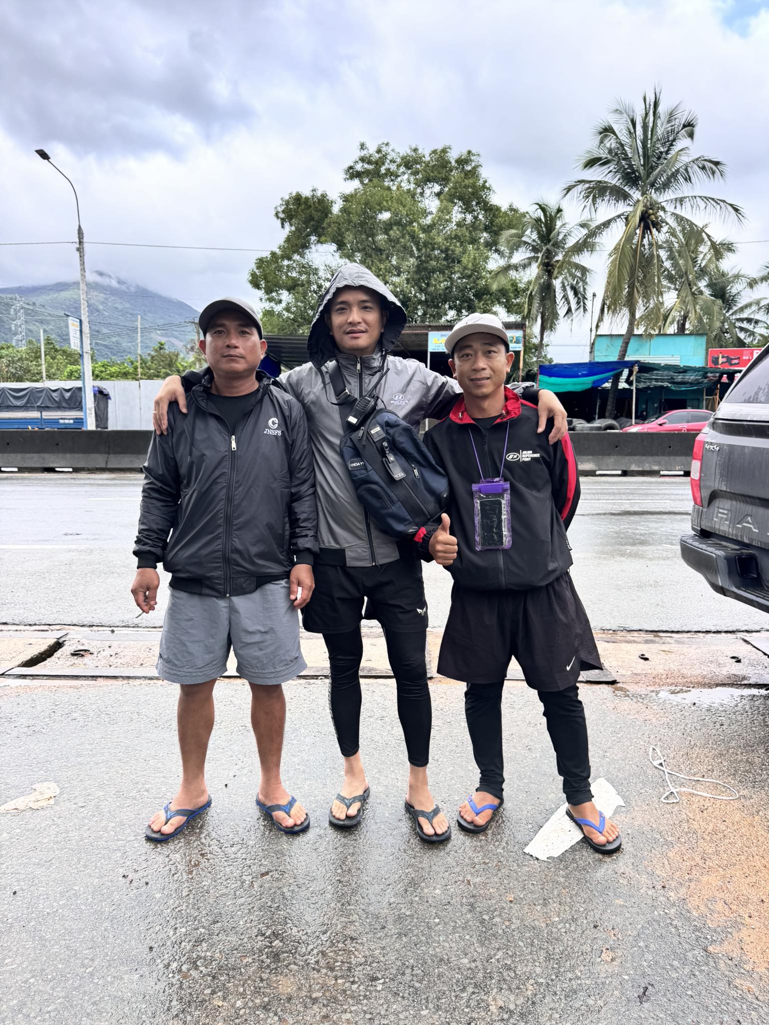 Xuyên đêm vào tâm lũ cứu đồng bào miền Trung- Ảnh 1. Xuyên đêm vào tâm lũ cứu đồng bào miền Trung- Ảnh 1.