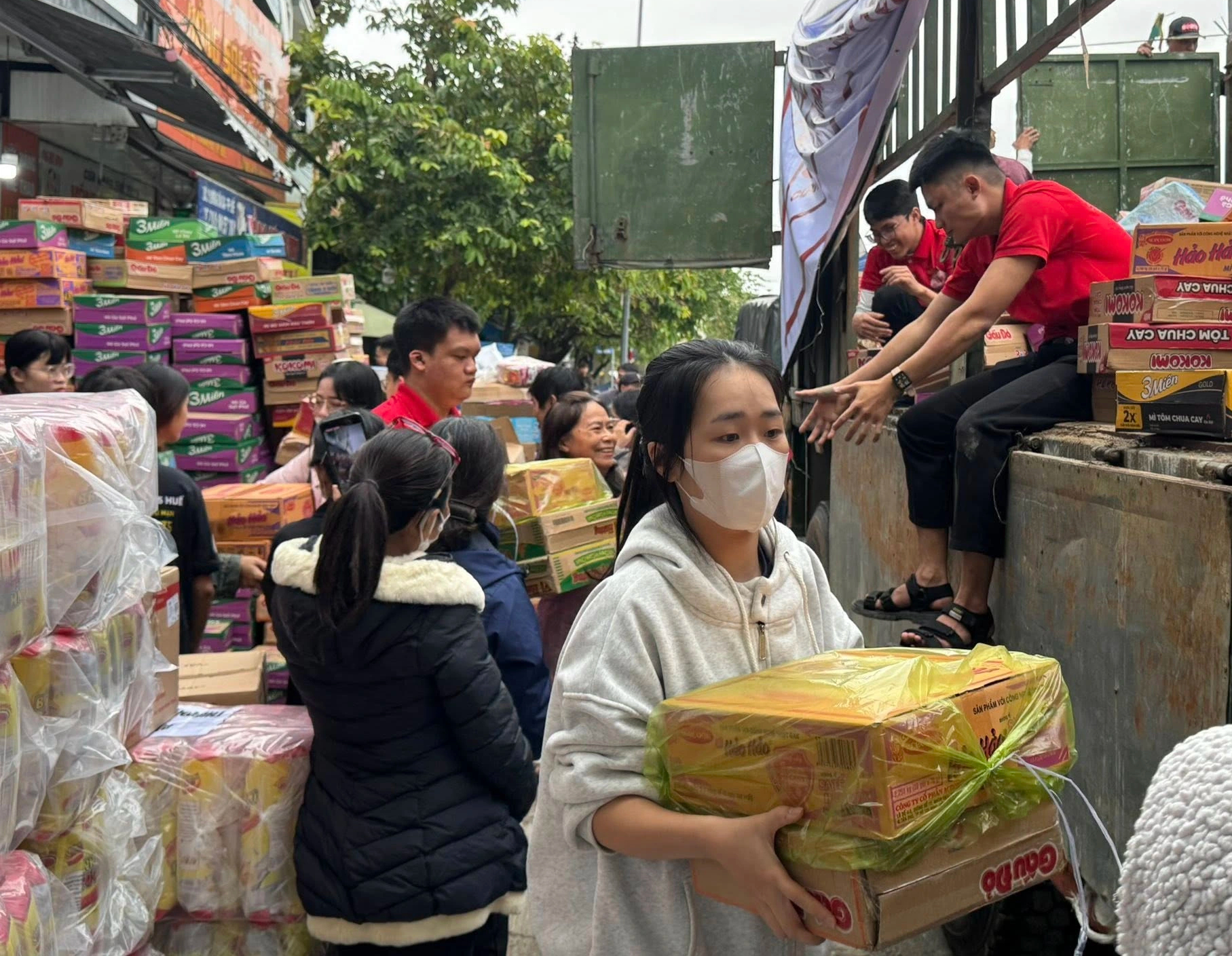 Tấm lòng người Huế hướng về vùng lũ Phú Yên sau thiên tai lũ lụt - Ảnh 1.