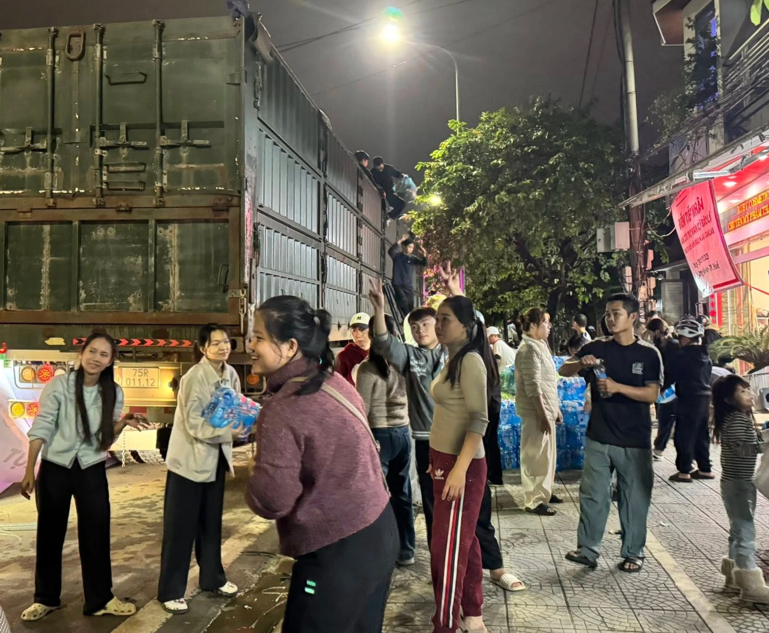 Tấm lòng người Huế hướng về vùng lũ Phú Yên sau thiên tai lũ lụt - Ảnh 2.