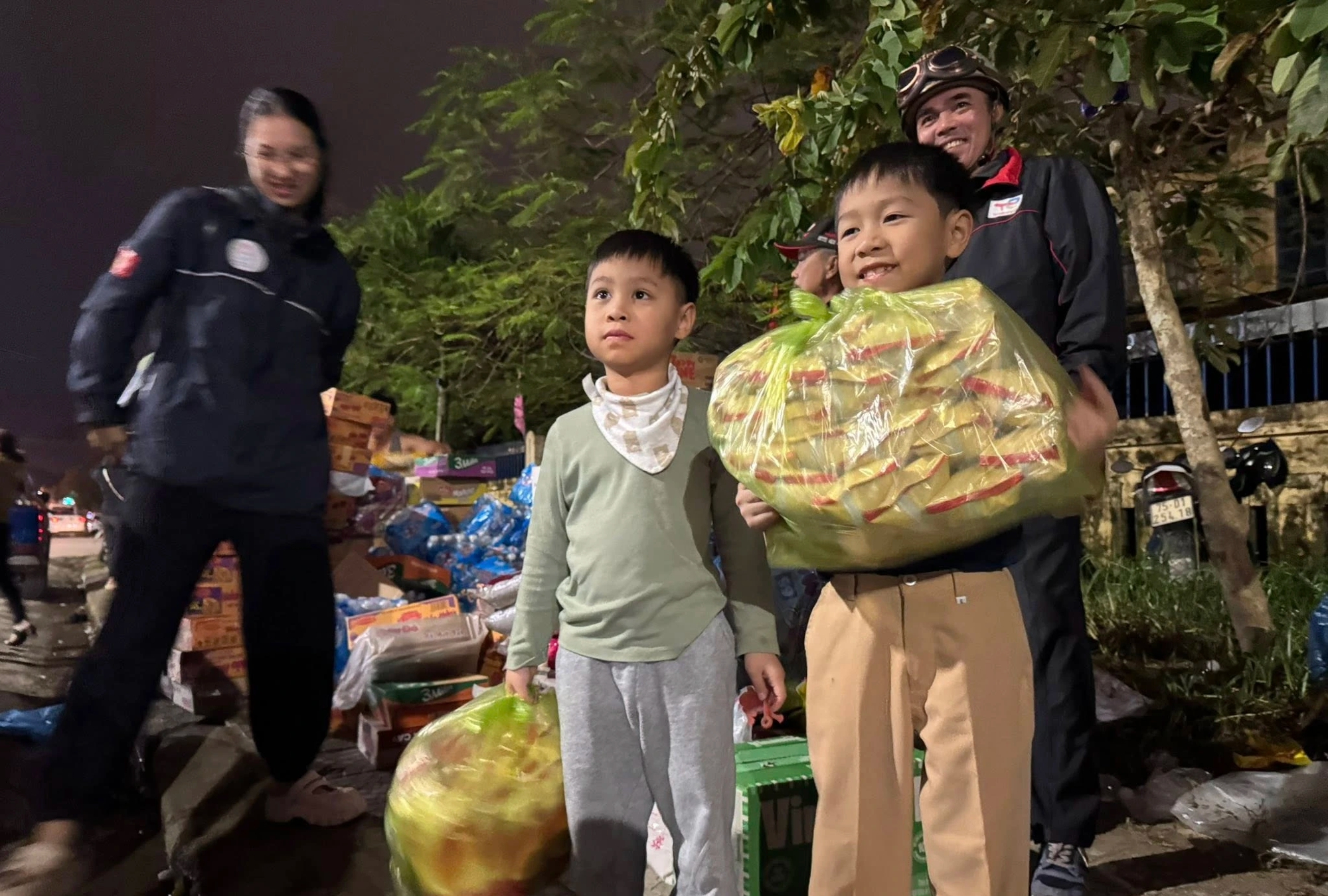 Tấm lòng người Huế hướng về vùng lũ Phú Yên sau thiên tai lũ lụt - Ảnh 3.