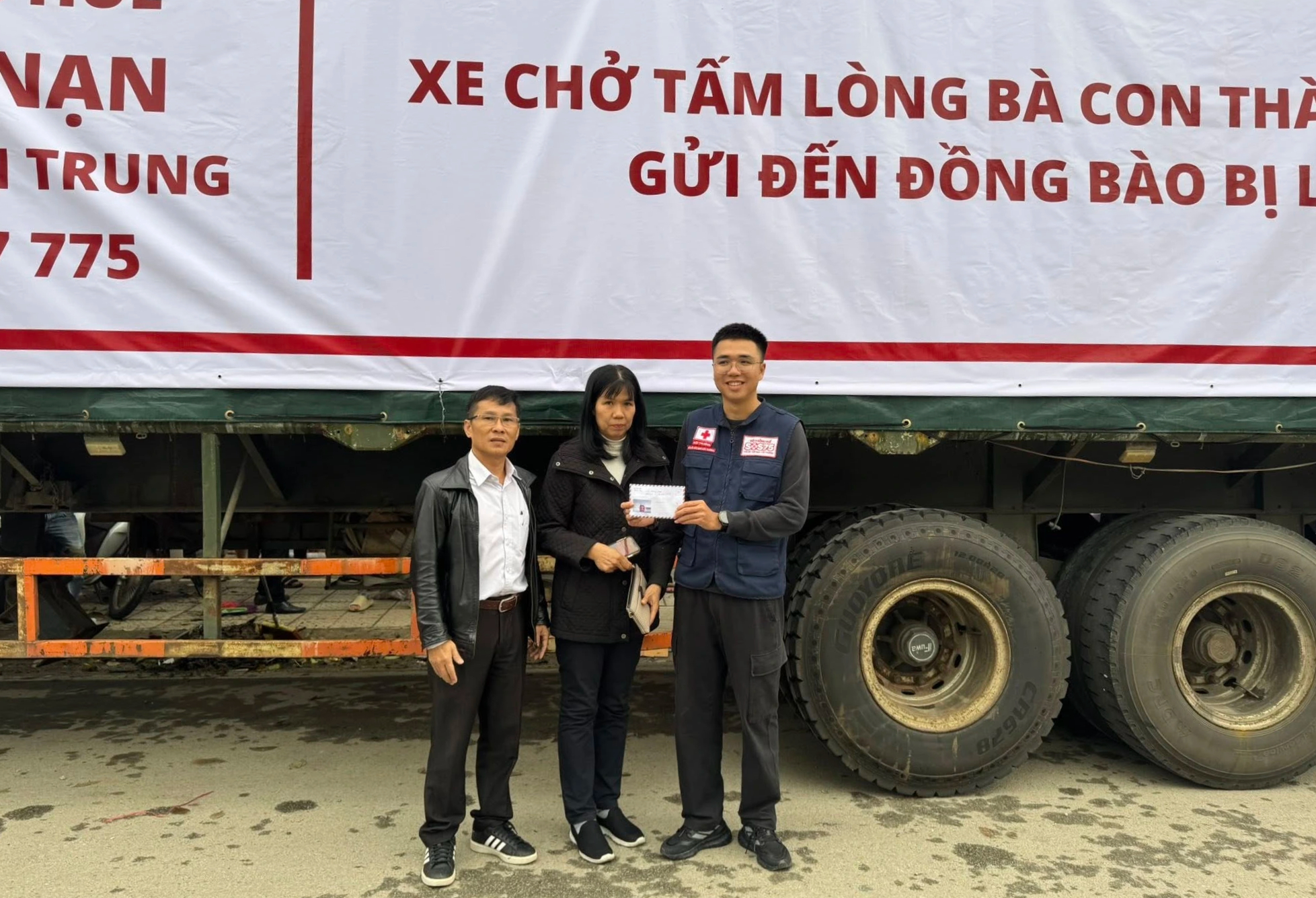 Tấm lòng người Huế hướng về vùng lũ Phú Yên sau thiên tai lũ lụt - Ảnh 4.