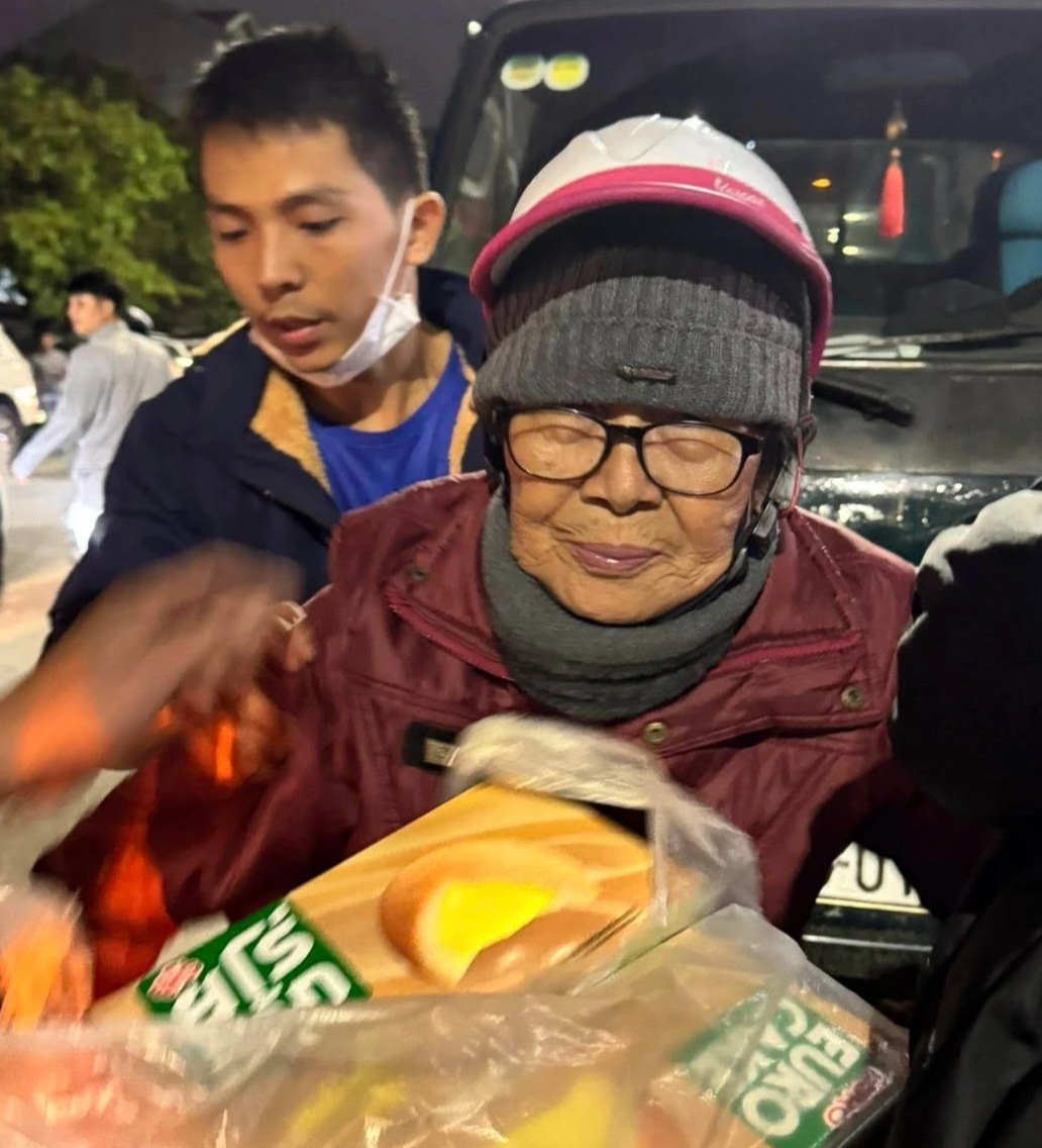 Tấm lòng người Huế hướng về vùng lũ Phú Yên sau thiên tai lũ lụt - Ảnh 5.