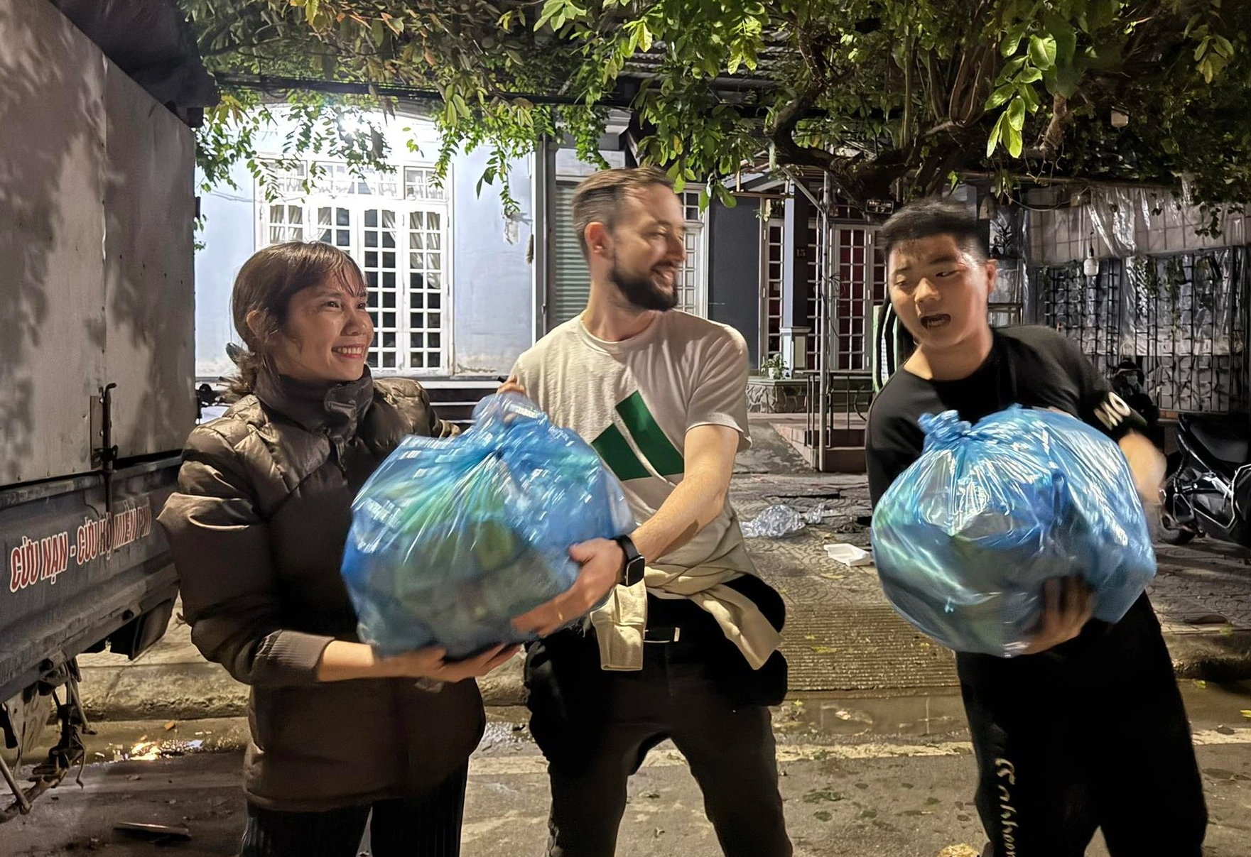 Tấm lòng người Huế hướng về vùng lũ Phú Yên sau thiên tai lũ lụt - Ảnh 6.