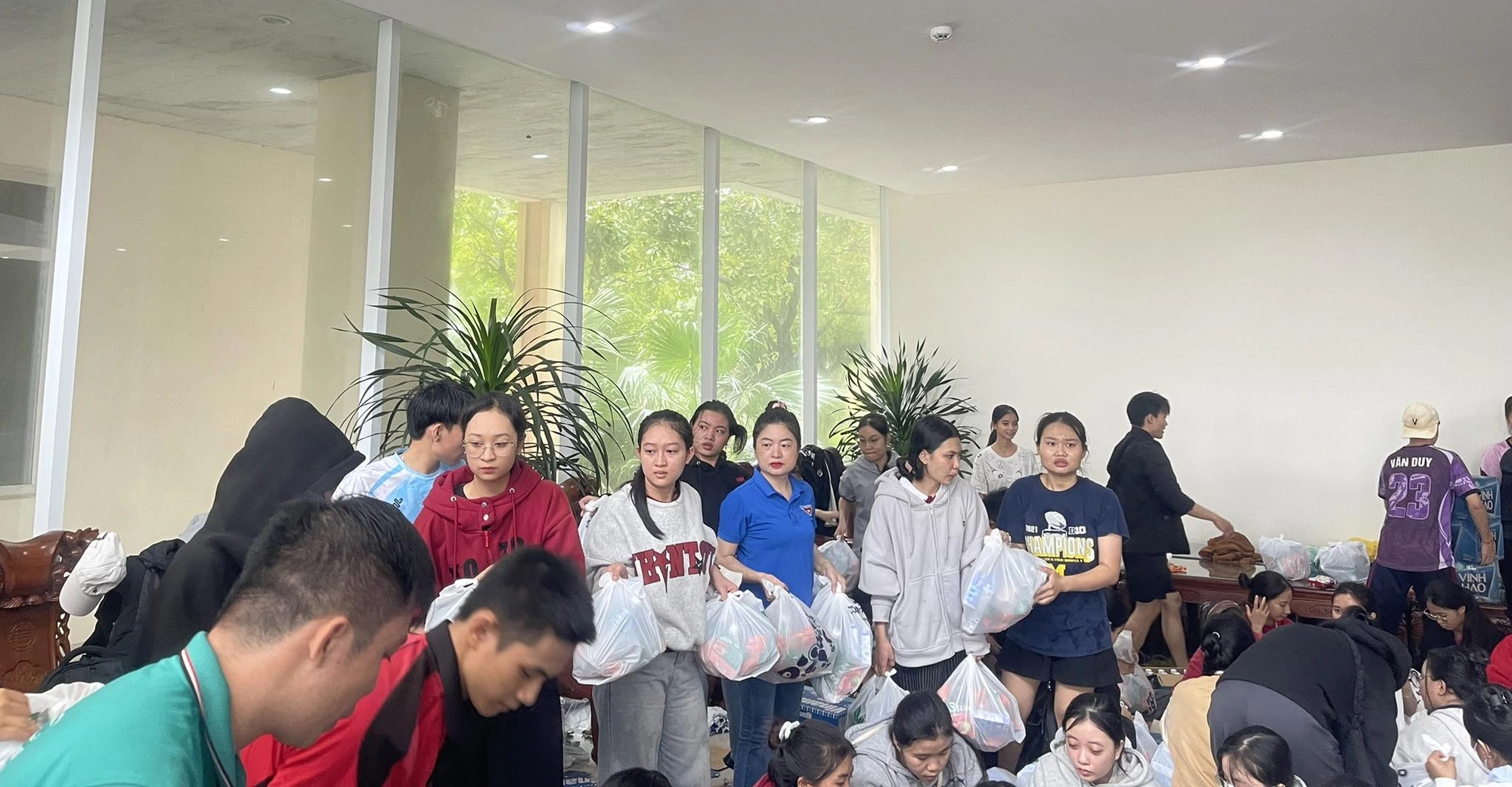 Thanh niên lao vào vùng lũ: Đuối sức vẫn không muốn nghỉ vì người dân đang chờ - Ảnh 8.