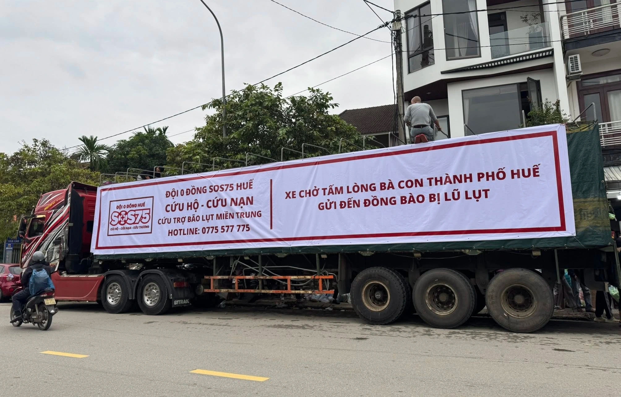 Tấm lòng người Huế hướng về vùng lũ Phú Yên sau thiên tai lũ lụt - Ảnh 9.