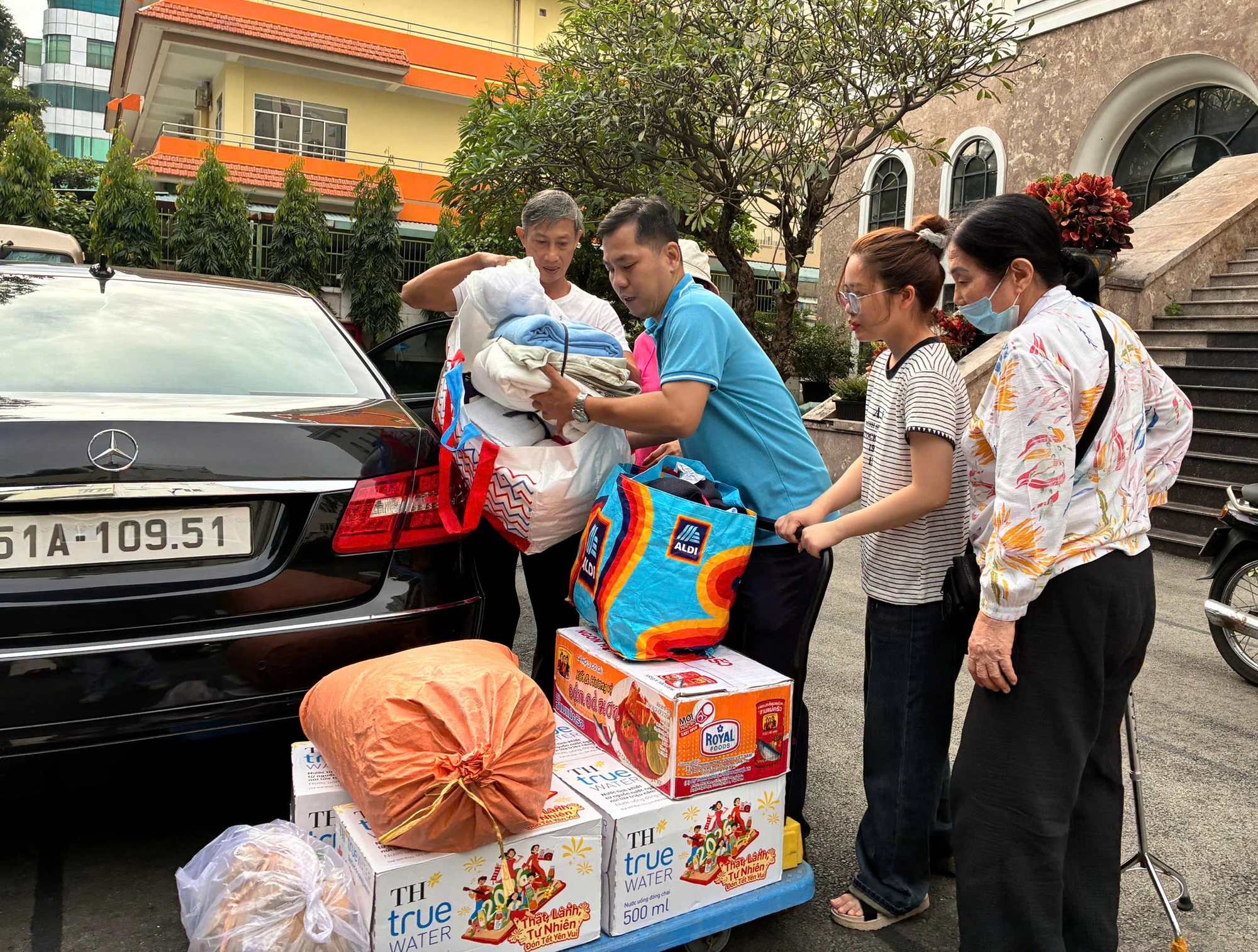 TP.HCM mở thêm điểm tiếp nhận hàng cứu trợ đồng bào vùng lũ miền Trung- Ảnh 1.