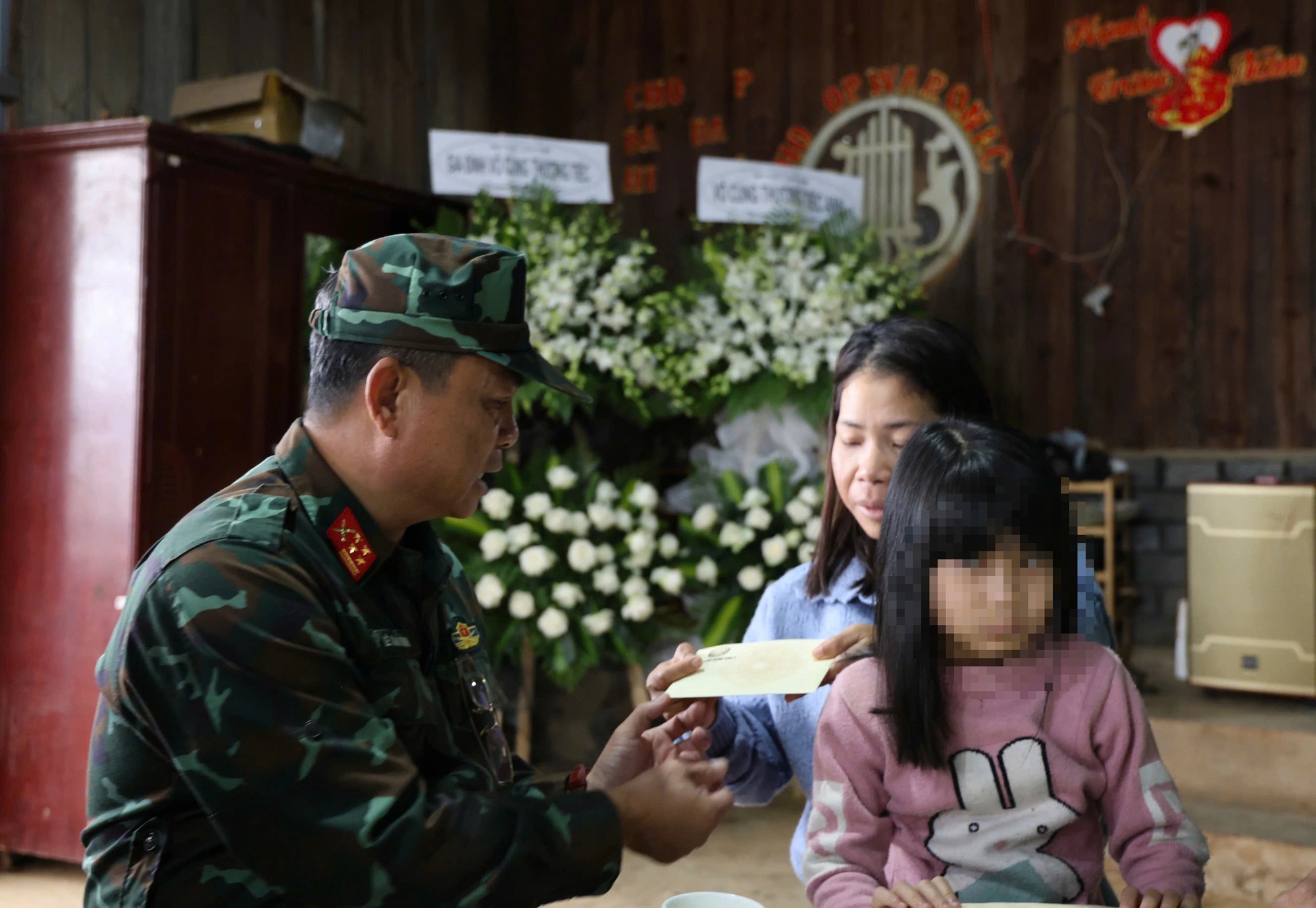 Quân khu 7 thăm 4gia đình có người tử vong do mưa lũ tại xã Lạc Dương - Ảnh 2.