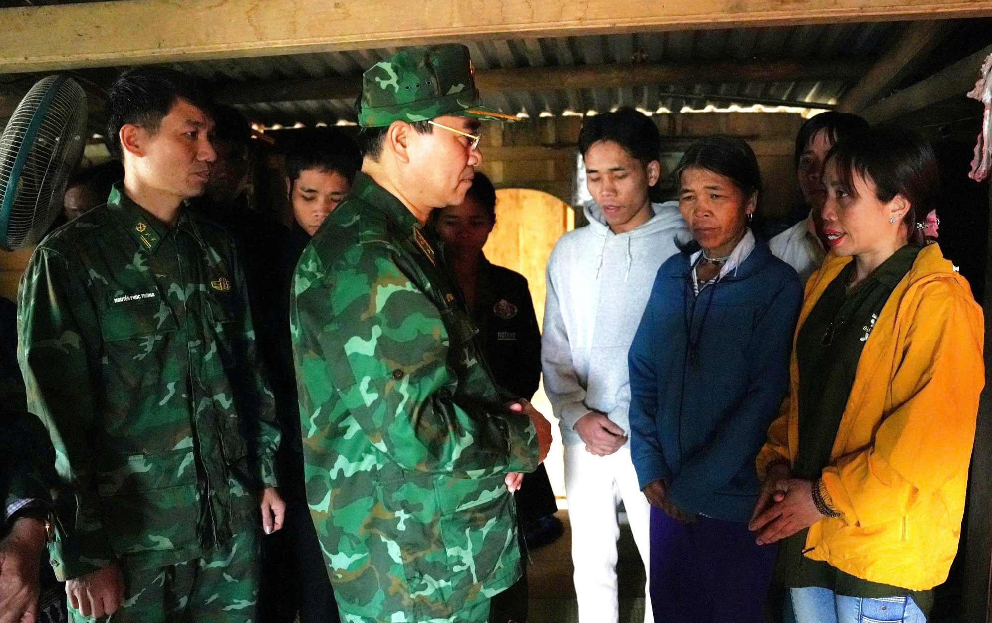 'Triển khai đồng bộ các biện pháp tìm kiếm 2 vợ chồng mất tích do sạt lở' - Ảnh 3.