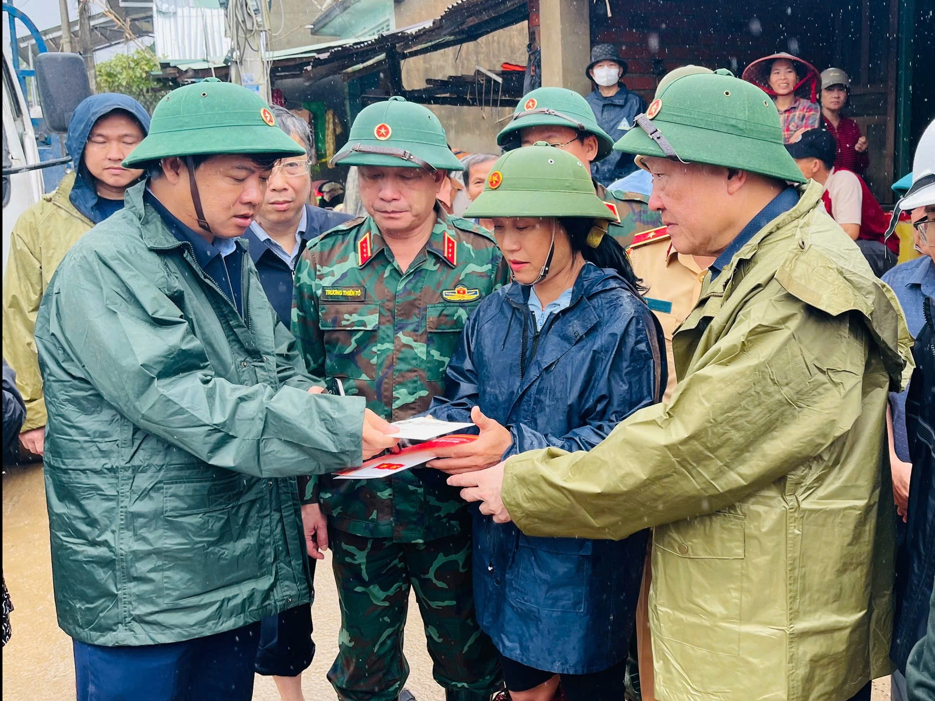 Phó thủ tướng Nguyễn Hòa Bình chỉ đạo khắc phục hậu quả mưa lũ tại Đắk Lắk- Ảnh 5.