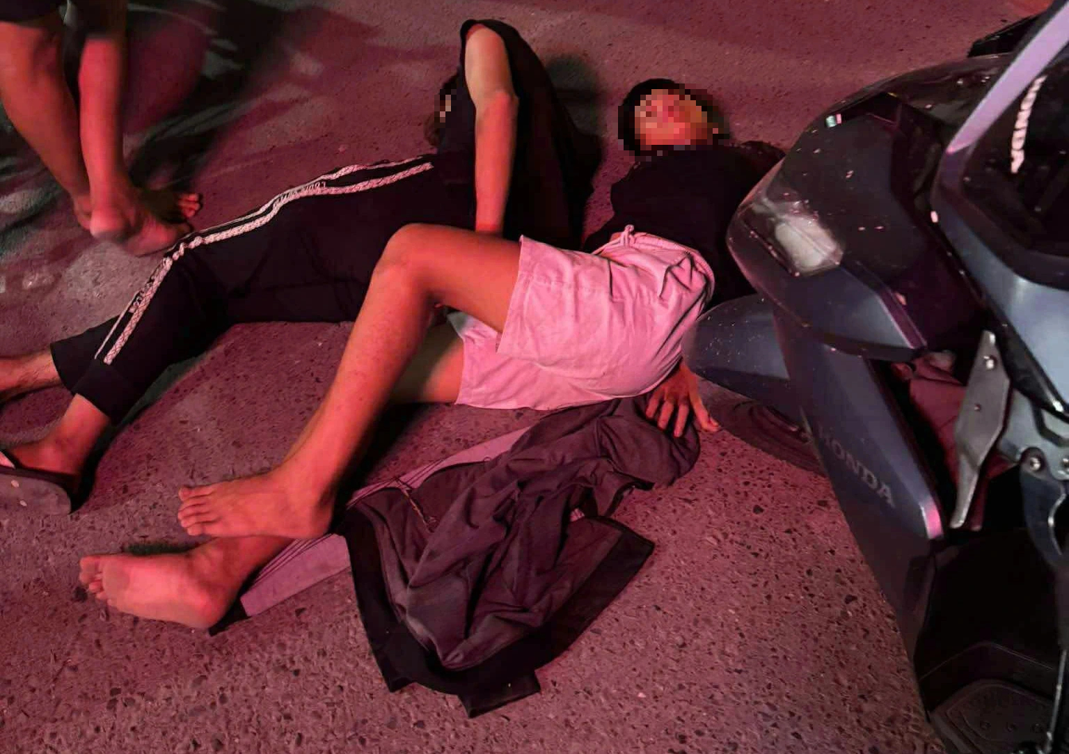 Bắt nhóm thiếu niên thủ dao trộm xe máy - Ảnh 1.