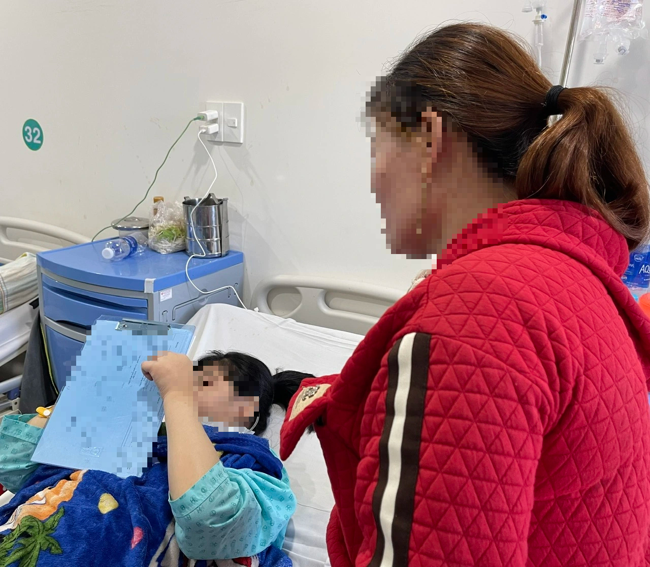 Cô gái về từ Campuchia nguy kịch vì sỏi bàng quang to như trứng gà - Ảnh 2.