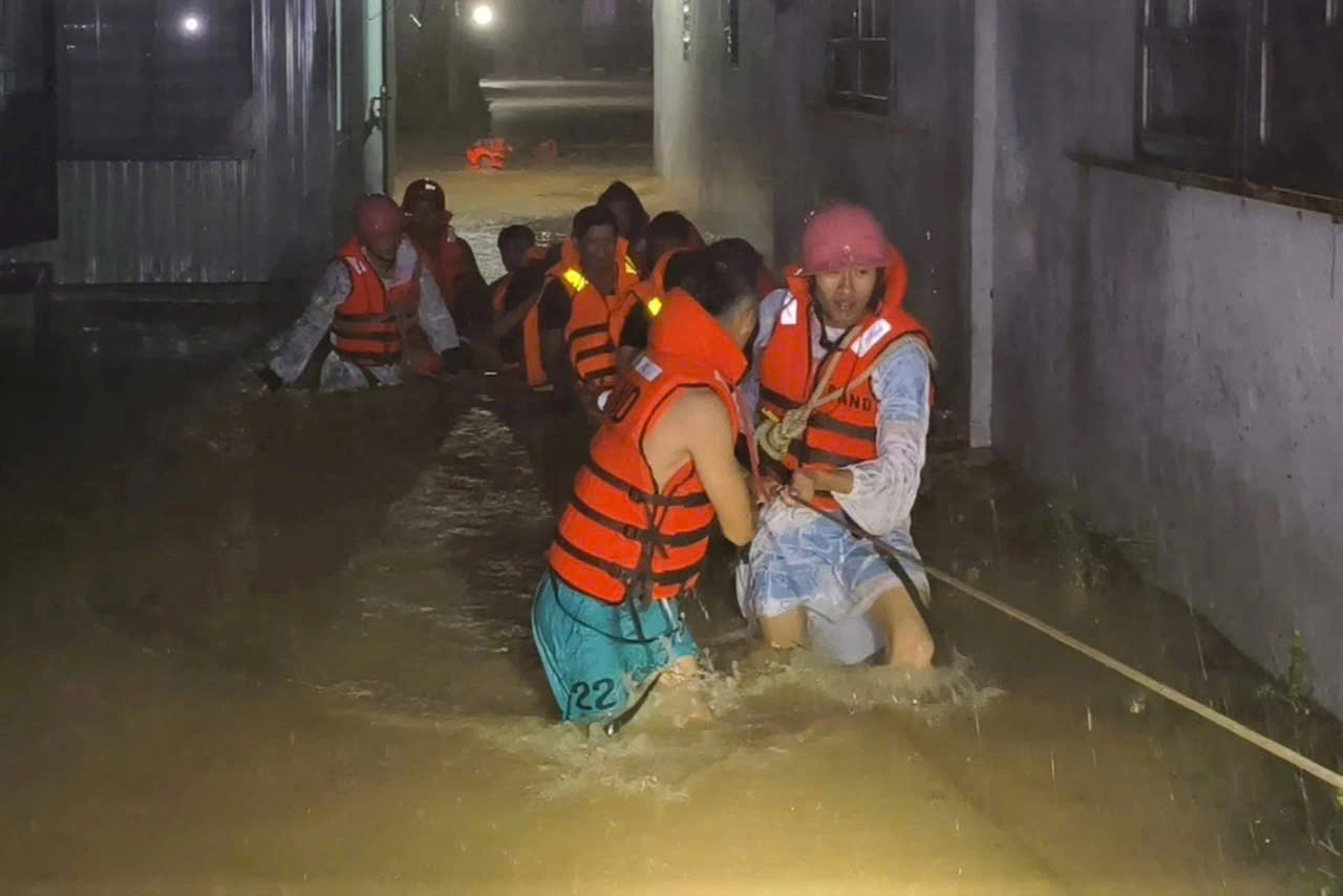Công an Khánh Hòa, Đắk Lắk, Gia Lai: Xuyên ngày đêm cứu dân và cứu trợ- Ảnh 6.