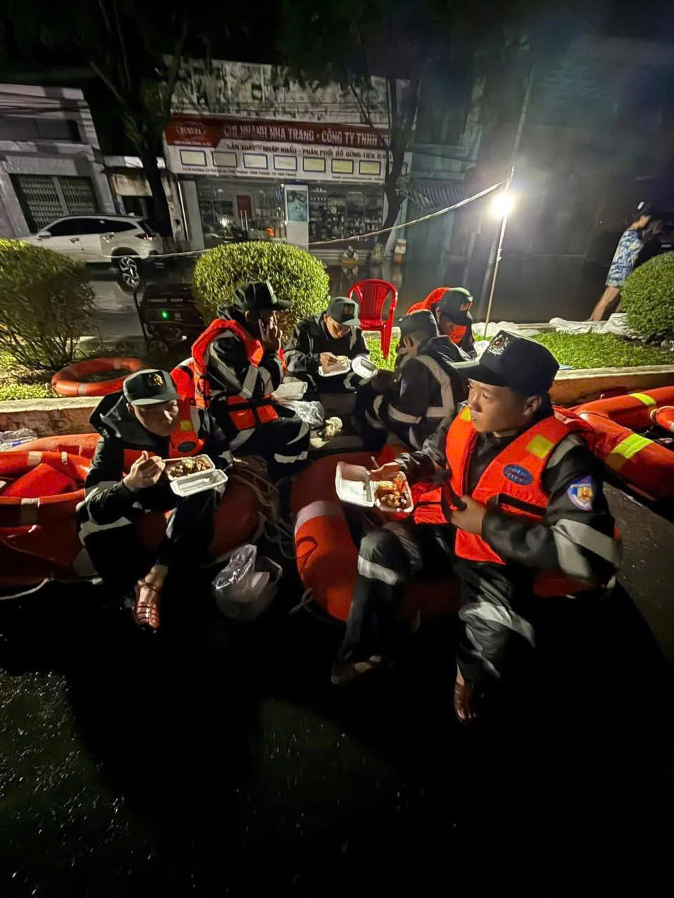 Công an Khánh Hòa, Đắk Lắk, Gia Lai: Xuyên ngày đêm cứu dân và cứu trợ- Ảnh 4.