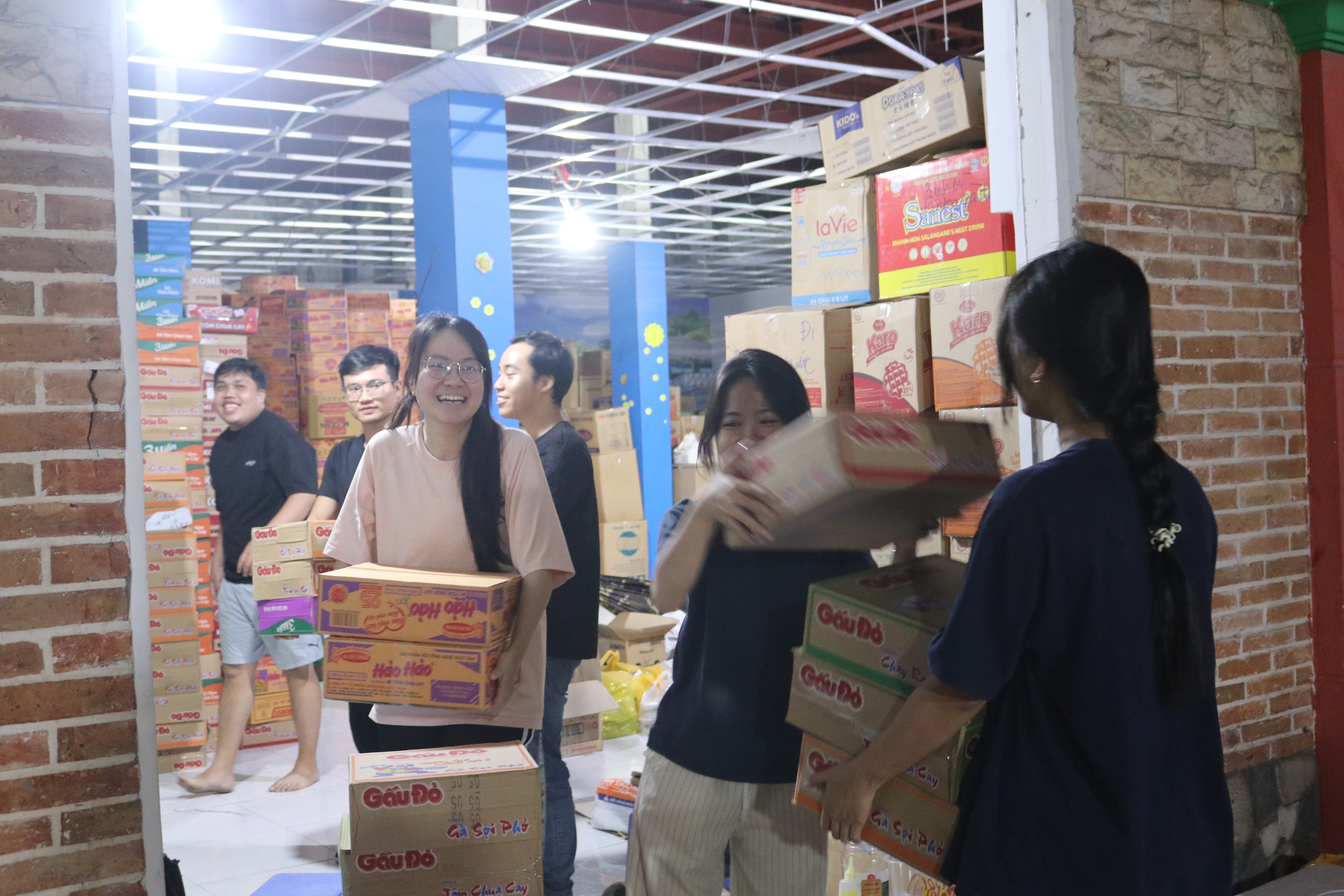 Đêm không ngủ ở TP.HCM: Gom từng bao gạo, thùng mì gửi vùng lũ miền Trung- Ảnh 3. Đêm không ngủ ở TP.HCM: Gom từng bao gạo, thùng mì gửi vùng lũ miền Trung- Ảnh 3.