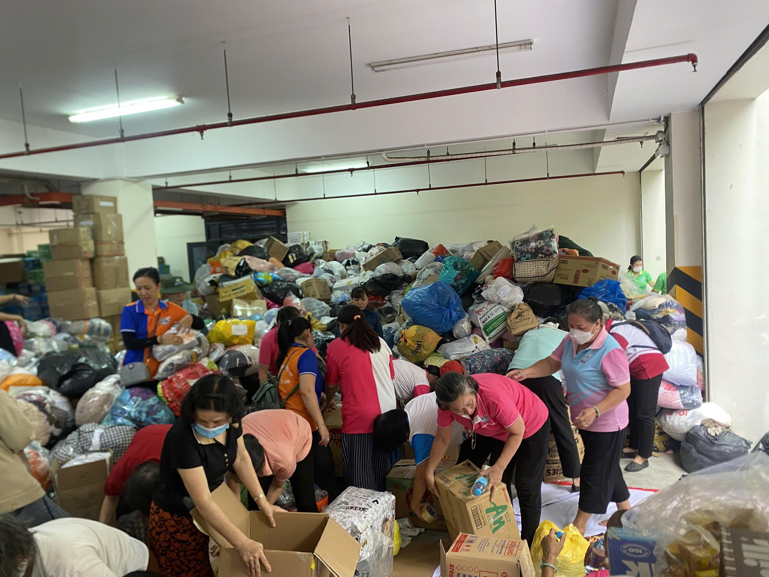 TP.HCM: Hàng cứu trợ dồn dập đổ về ga metro, xuyên đêm chuyển ra miền Trung - Ảnh 4.