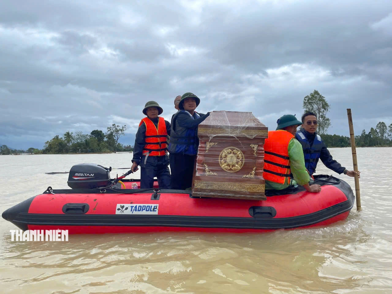Các đoàn công tác của Bộ Chính trị, Ban Bí thư thăm bà con vùng ngập lụt- Ảnh 5. Các đoàn công tác của Bộ Chính trị, Ban Bí thư thăm bà con vùng ngập lụt- Ảnh 5.