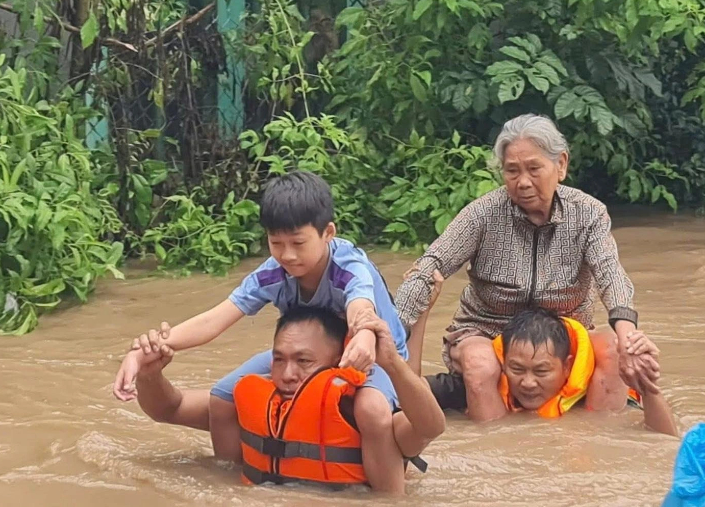 Công an Khánh Hòa, Đắk Lắk, Gia Lai: Xuyên ngày đêm cứu dân và cứu trợ- Ảnh 14.