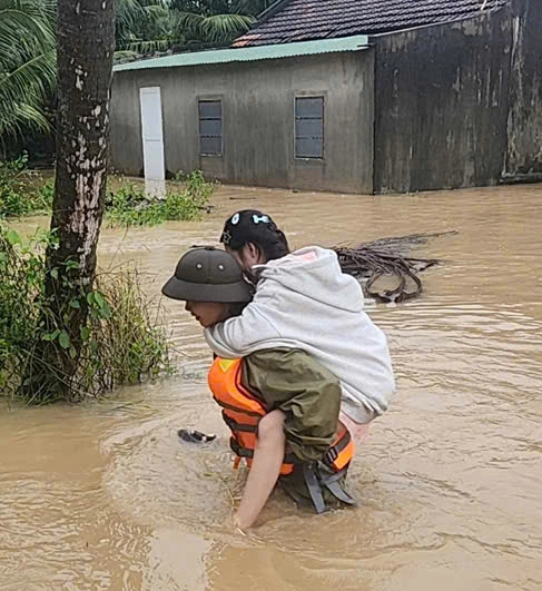 Công an Khánh Hòa, Đắk Lắk, Gia Lai: Xuyên ngày đêm cứu dân và cứu trợ- Ảnh 10.