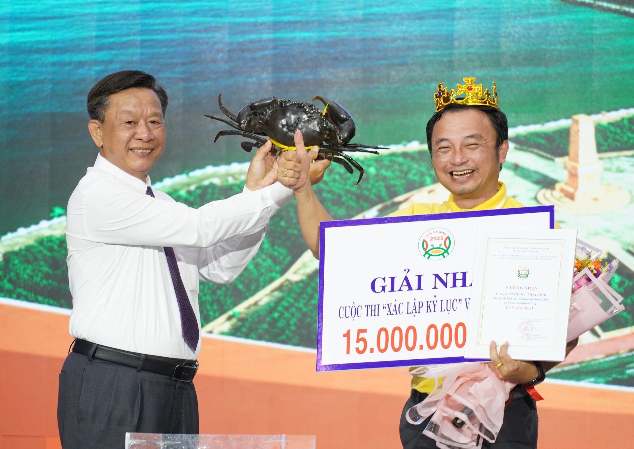 Tìm được 'vua cua' để xác lập kỷ lục cua lớn nhất Việt Nam- Ảnh 2. Tìm được 'vua cua' để xác lập kỷ lục cua lớn nhất Việt Nam- Ảnh 2.