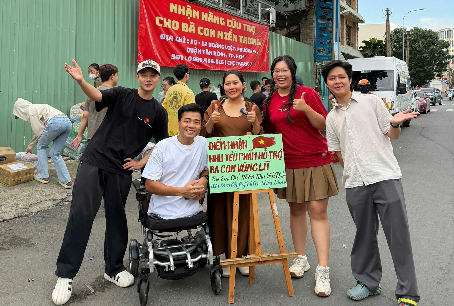 Đêm không ngủ ở TP.HCM: Gom từng bao gạo, thùng mì gửi vùng lũ miền Trung- Ảnh 4. Đêm không ngủ ở TP.HCM: Gom từng bao gạo, thùng mì gửi vùng lũ miền Trung- Ảnh 4.