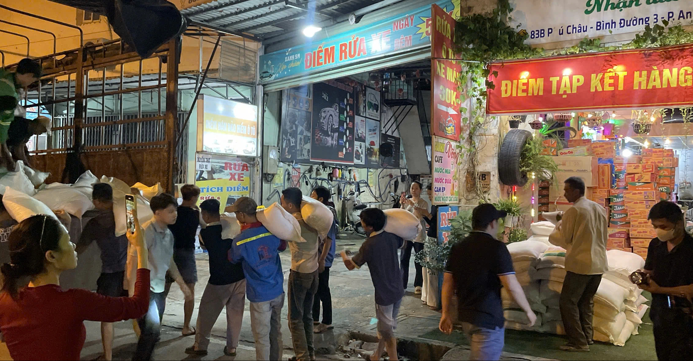 Đêm không ngủ ở TP.HCM: Gom từng bao gạo, thùng mì gửi vùng lũ miền Trung- Ảnh 5. Đêm không ngủ ở TP.HCM: Gom từng bao gạo, thùng mì gửi vùng lũ miền Trung- Ảnh 5.