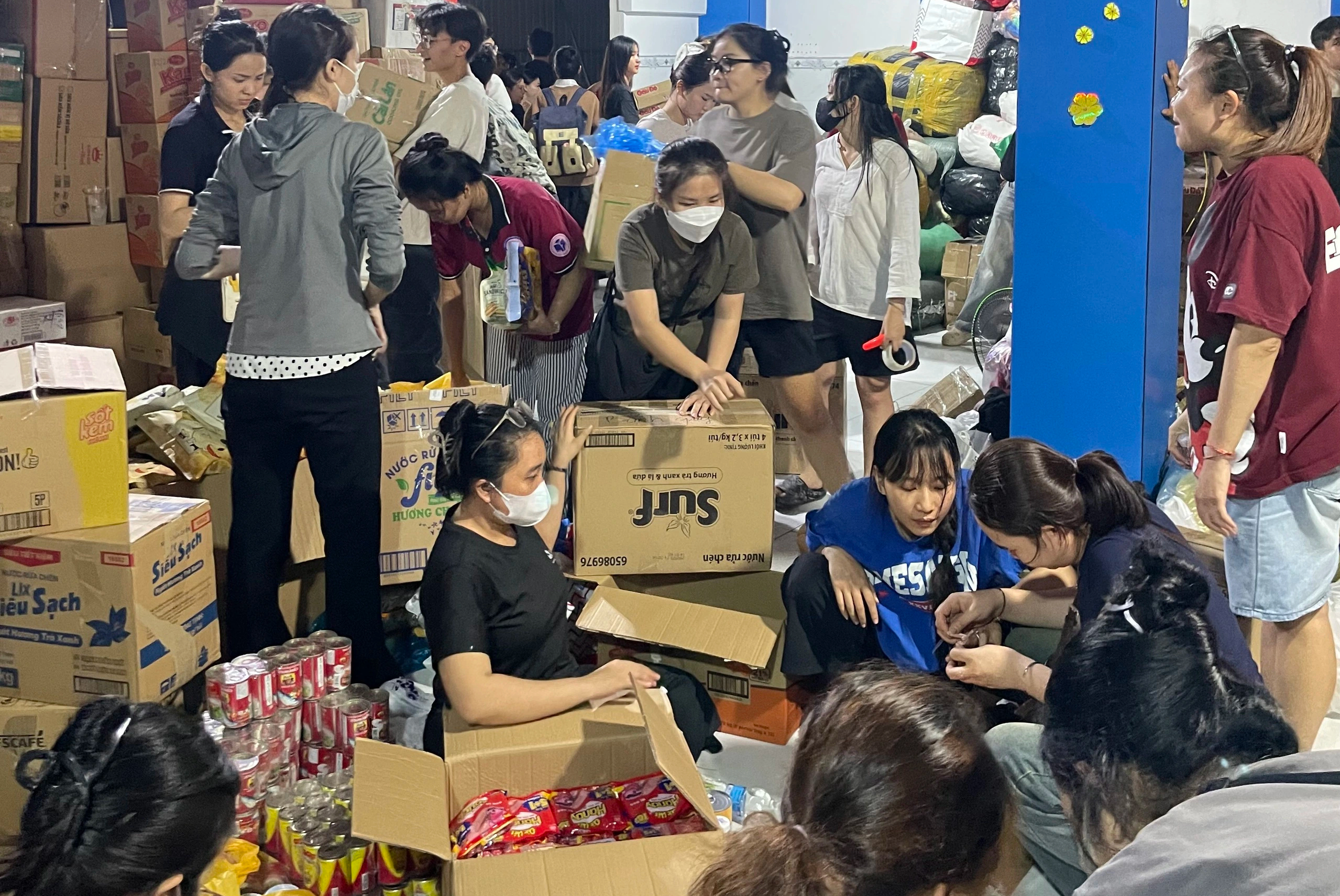 Đêm không ngủ ở TP.HCM: Gom từng bao gạo, thùng mì gửi vùng lũ miền Trung- Ảnh 1. Đêm không ngủ ở TP.HCM: Gom từng bao gạo, thùng mì gửi vùng lũ miền Trung- Ảnh 1.