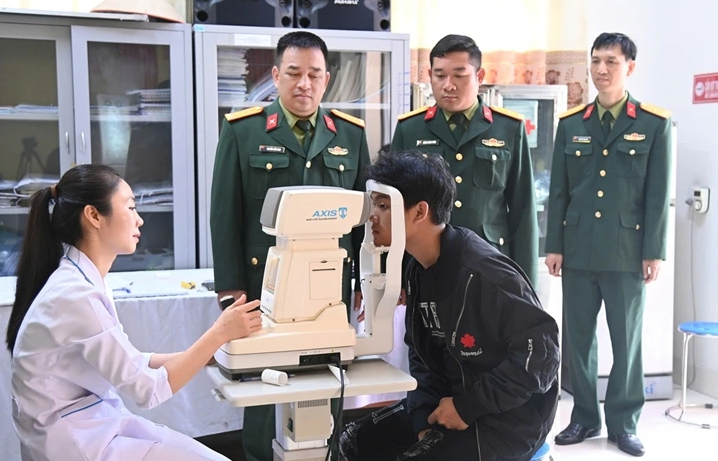 Quy định mới nhất về khám mắt trong khám tuyển nghĩa vụ quân sự - Ảnh 1.