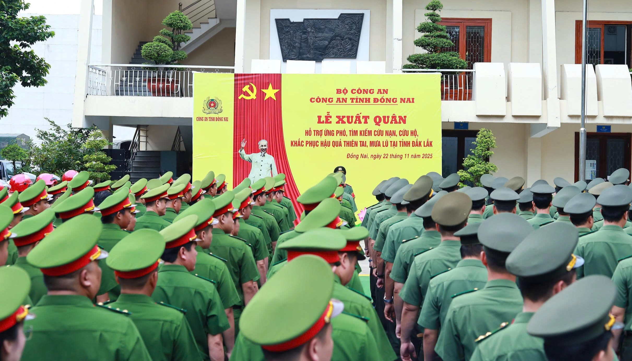 Công an tỉnh Đồng Nai xuất quân hỗ trợ Đắk Lắk khắc phục hậu quả mưa lũ- Ảnh 2. Công an tỉnh Đồng Nai xuất quân hỗ trợ Đắk Lắk khắc phục hậu quả mưa lũ- Ảnh 2.