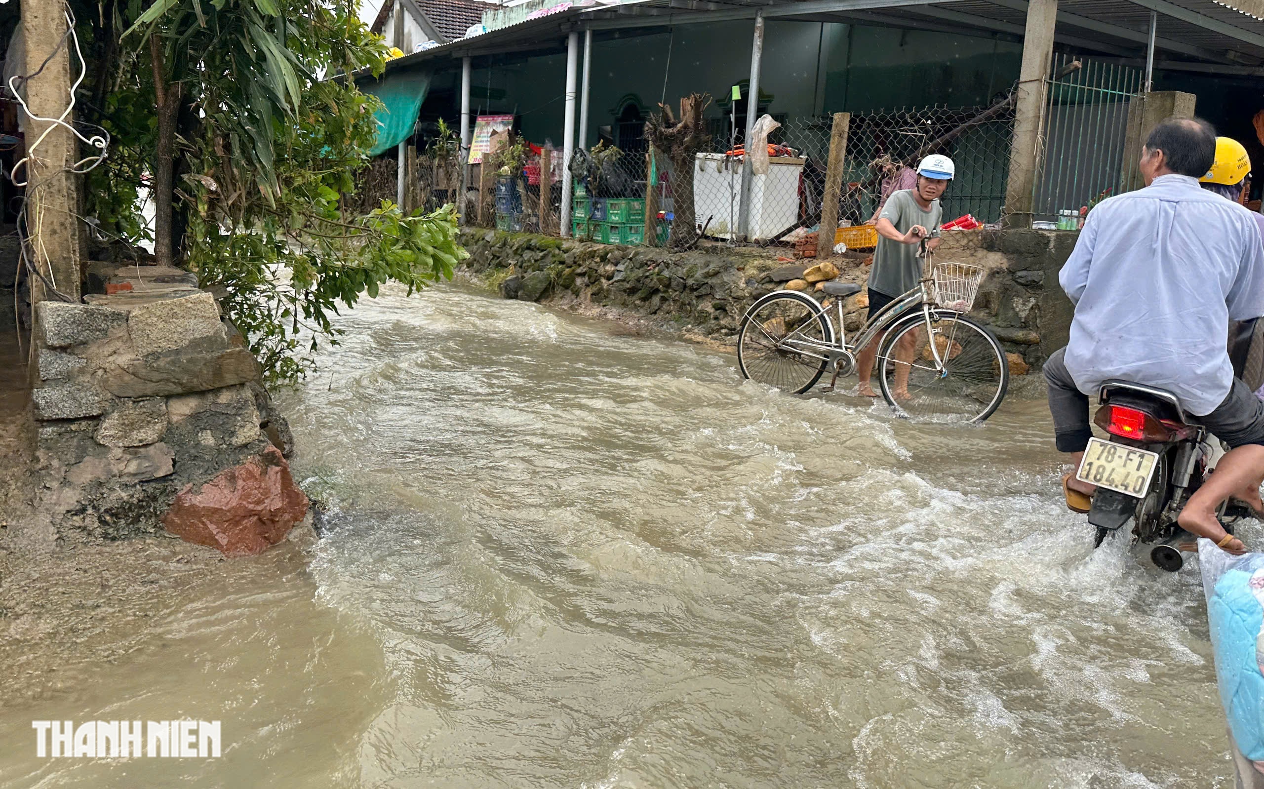 Quan tài trước nhà ở rốn lũ Hòa Thịnh, Đắk Lắk: 'Đau đớn không gì bằng!' - Ảnh 4.