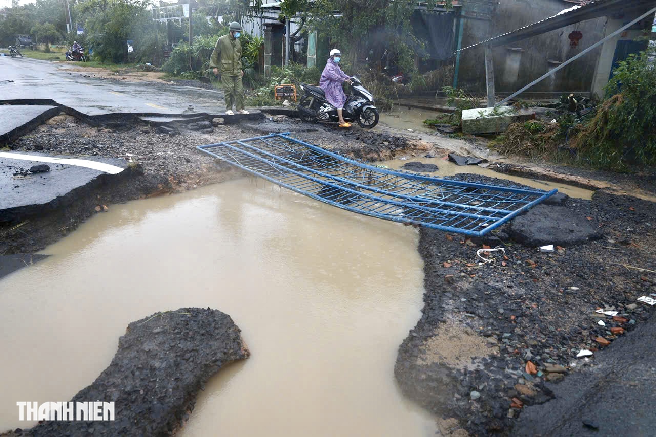 Cận cảnh đường liên xã ở Phú Yên cũ bị tàn phá nặng nề Sau lũ lụt - Ảnh 4.