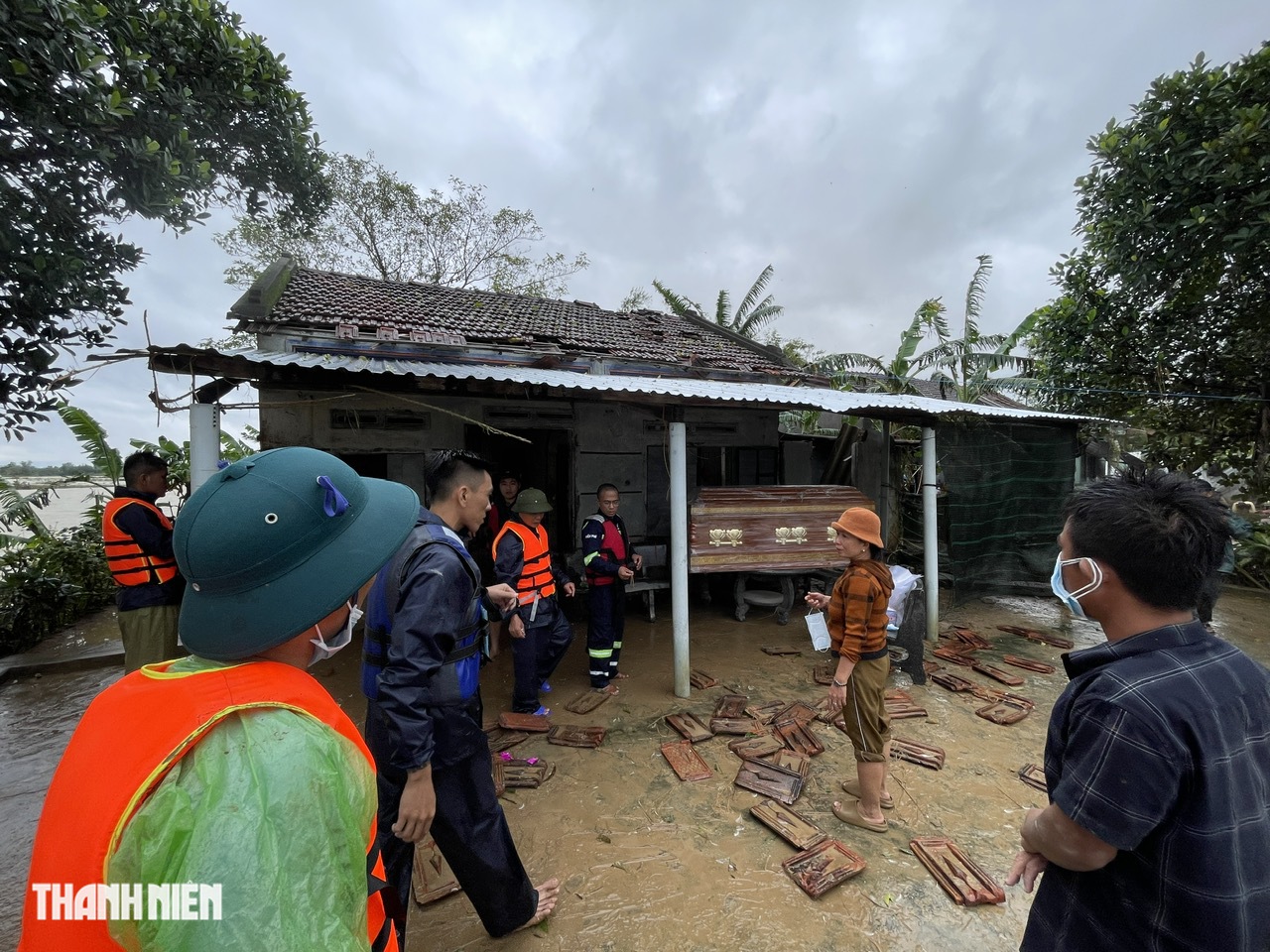 Quan tài của bà Cúc: Nỗi đau giữa biển nước tại Đắk Lắk - Ảnh 10.