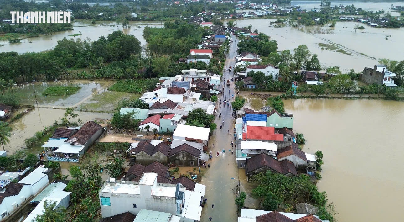 Rốn lũ hòa Thịnh Đắk Lắk nhìn từ trên cao: Nước mênh mông , rút chậm - Ảnh 3.