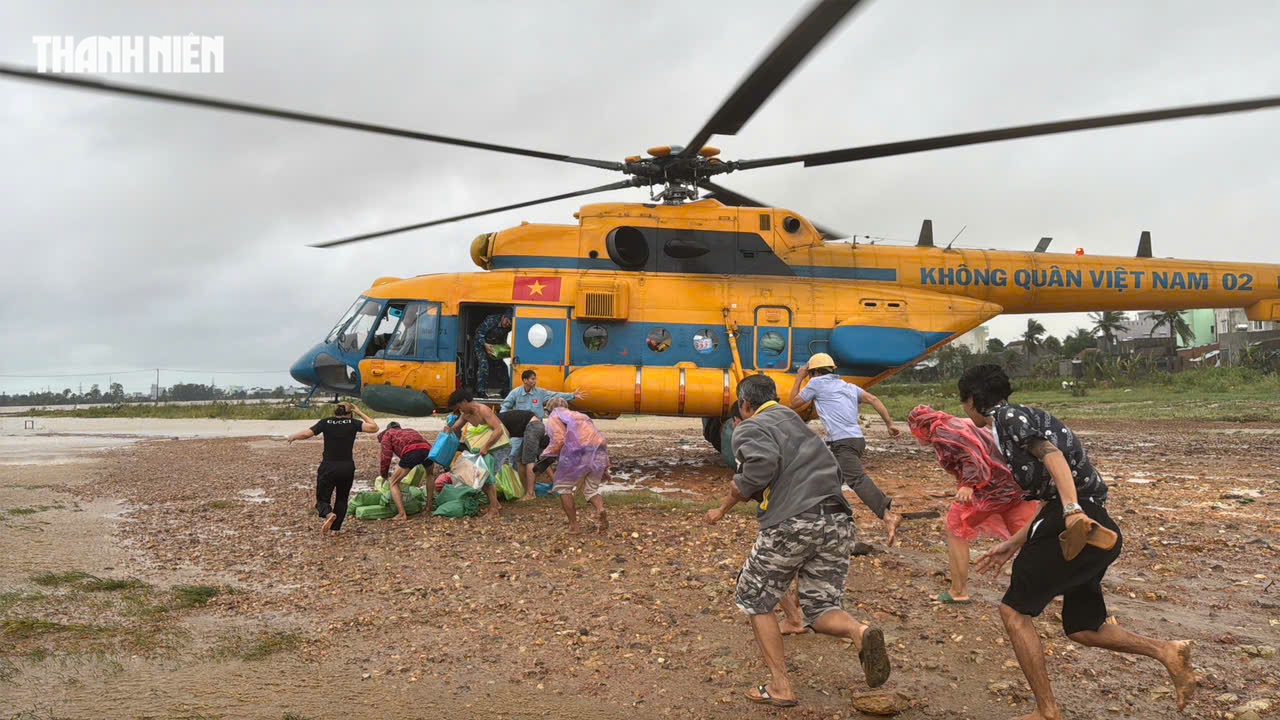 Trực thăng Bộ Quốc phòng thả hàng cứu trợ người dân ngập lụt Phú Yên cũ- Ảnh 10. Trực thăng Bộ Quốc phòng thả hàng cứu trợ người dân ngập lụt Phú Yên cũ- Ảnh 10.