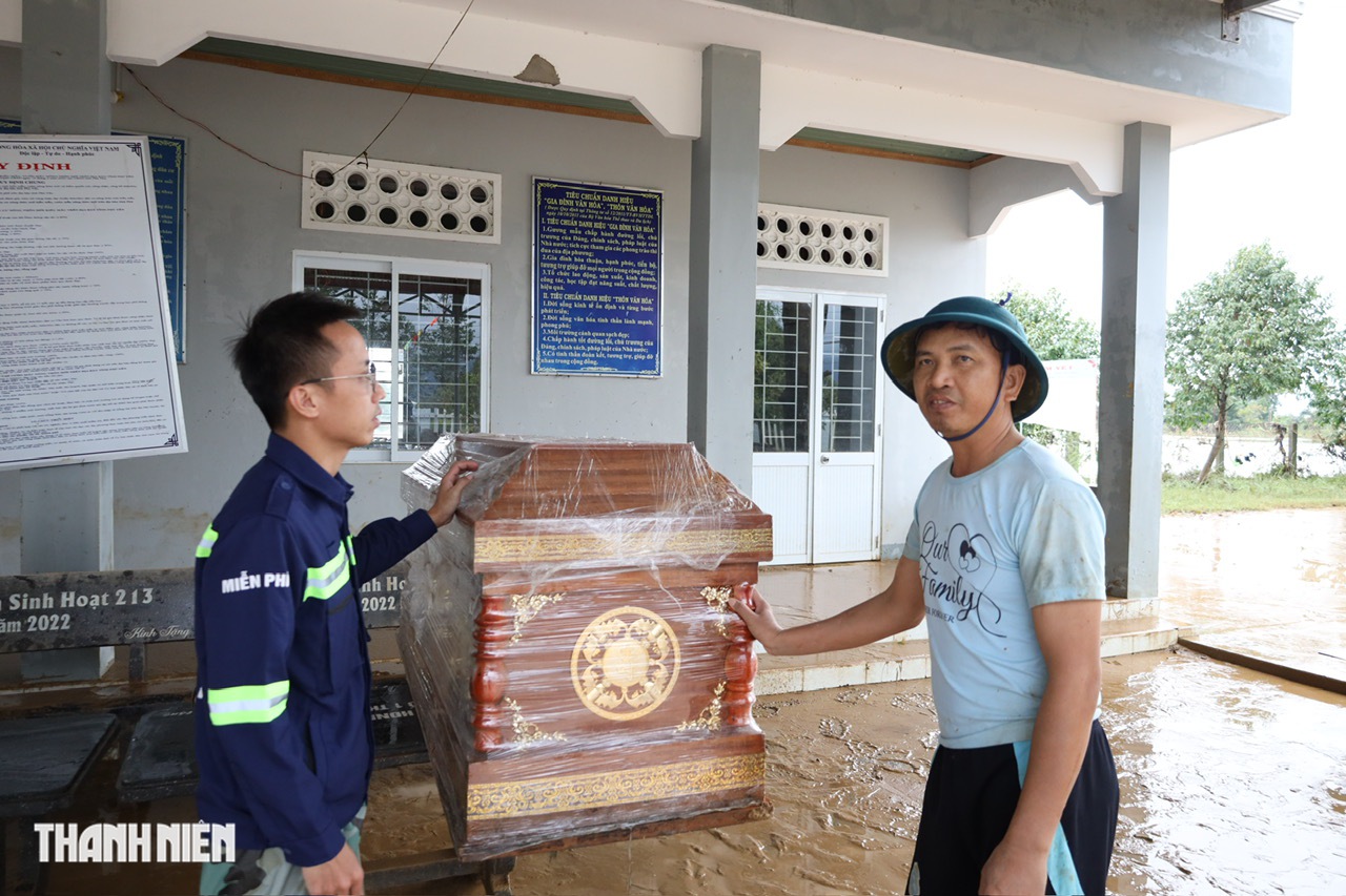 Quan tài của bà Cúc: Nỗi đau giữa biển nước tại Đắk Lắk - Ảnh 1.