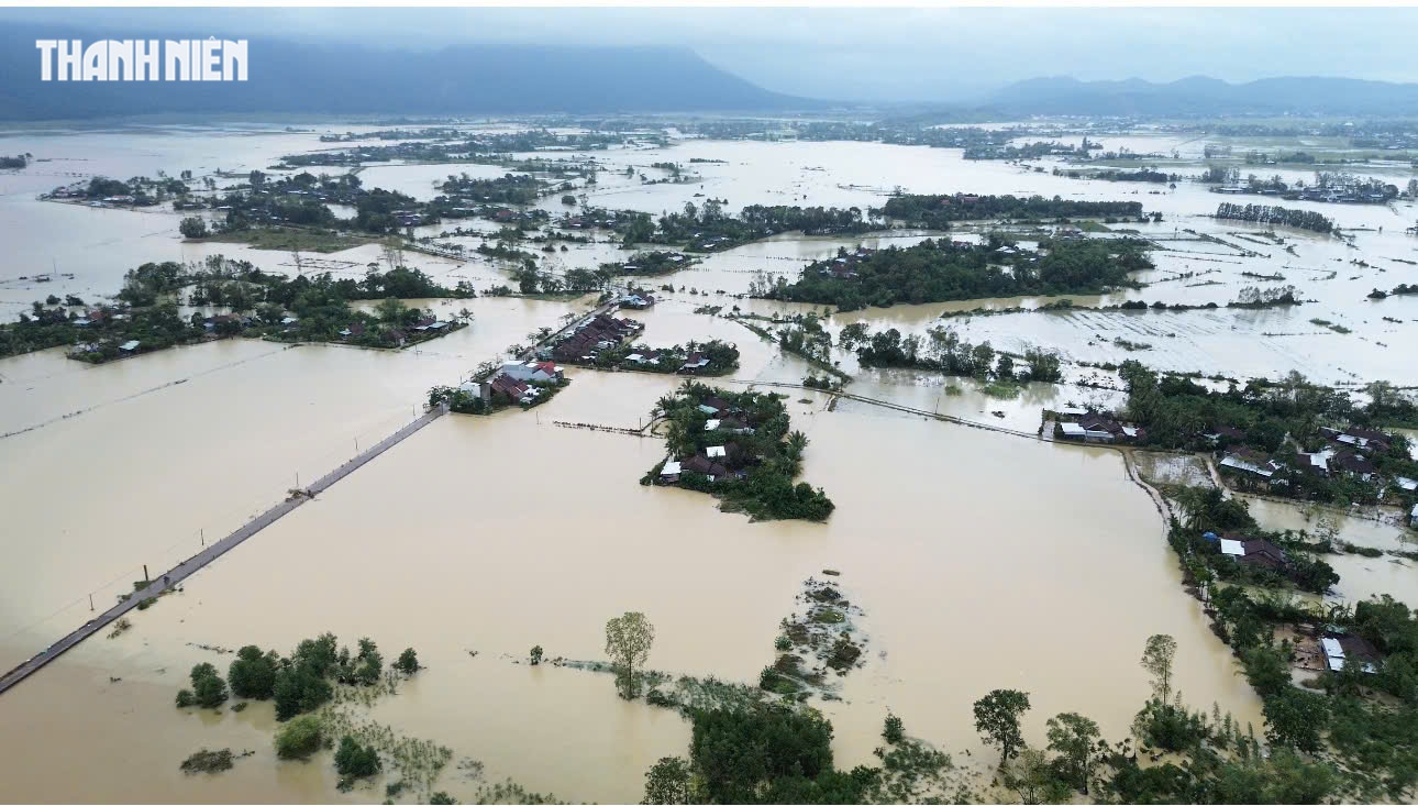 Rốn lũ hòa Thịnh Đắk Lắk nhìn từ trên cao: Nước mênh mông , rút chậm - Ảnh 1.