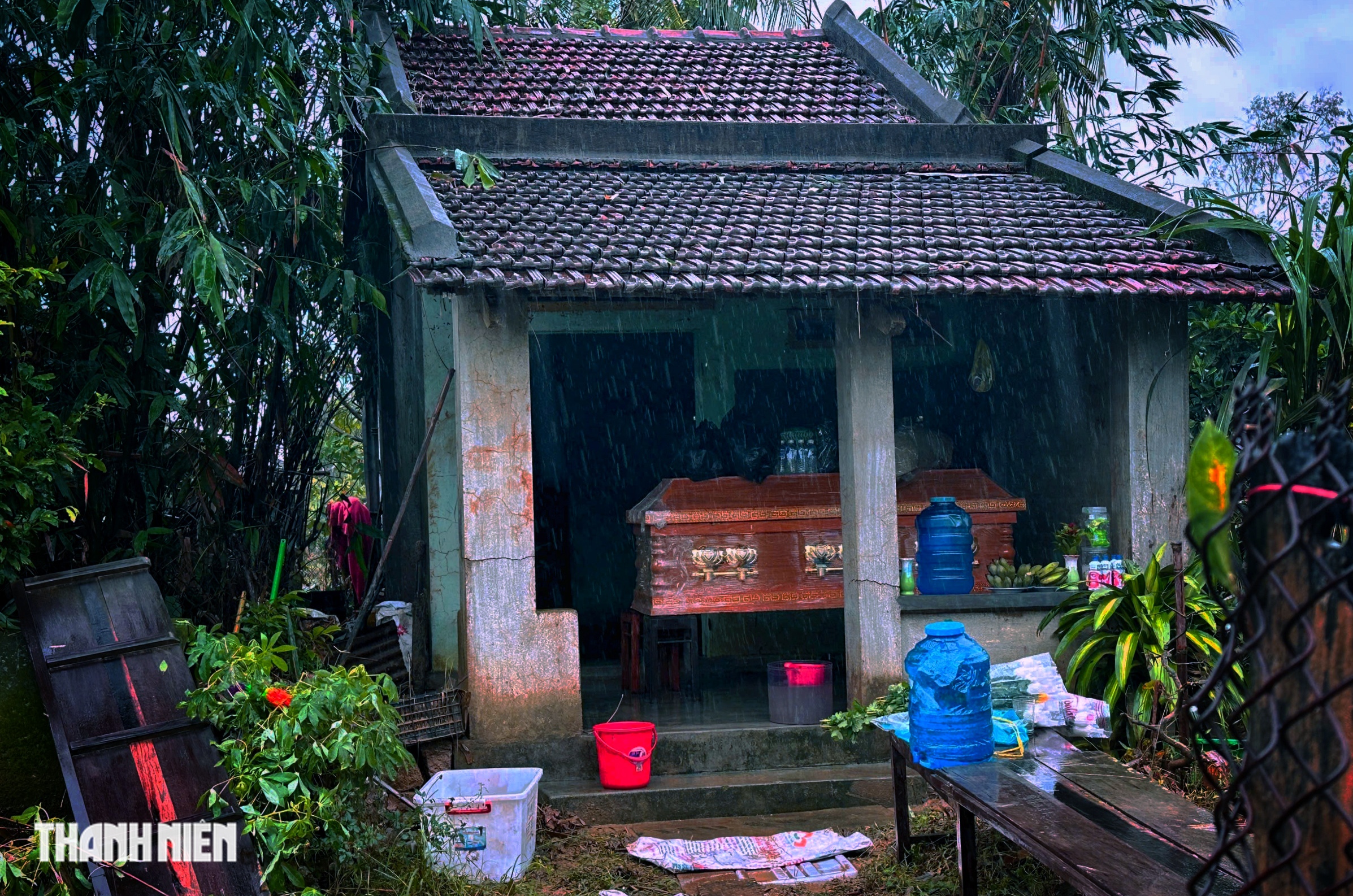 Трогательные кадры в Тэйхоа, Хоатхинь после исторического наводнения - Фото 5.