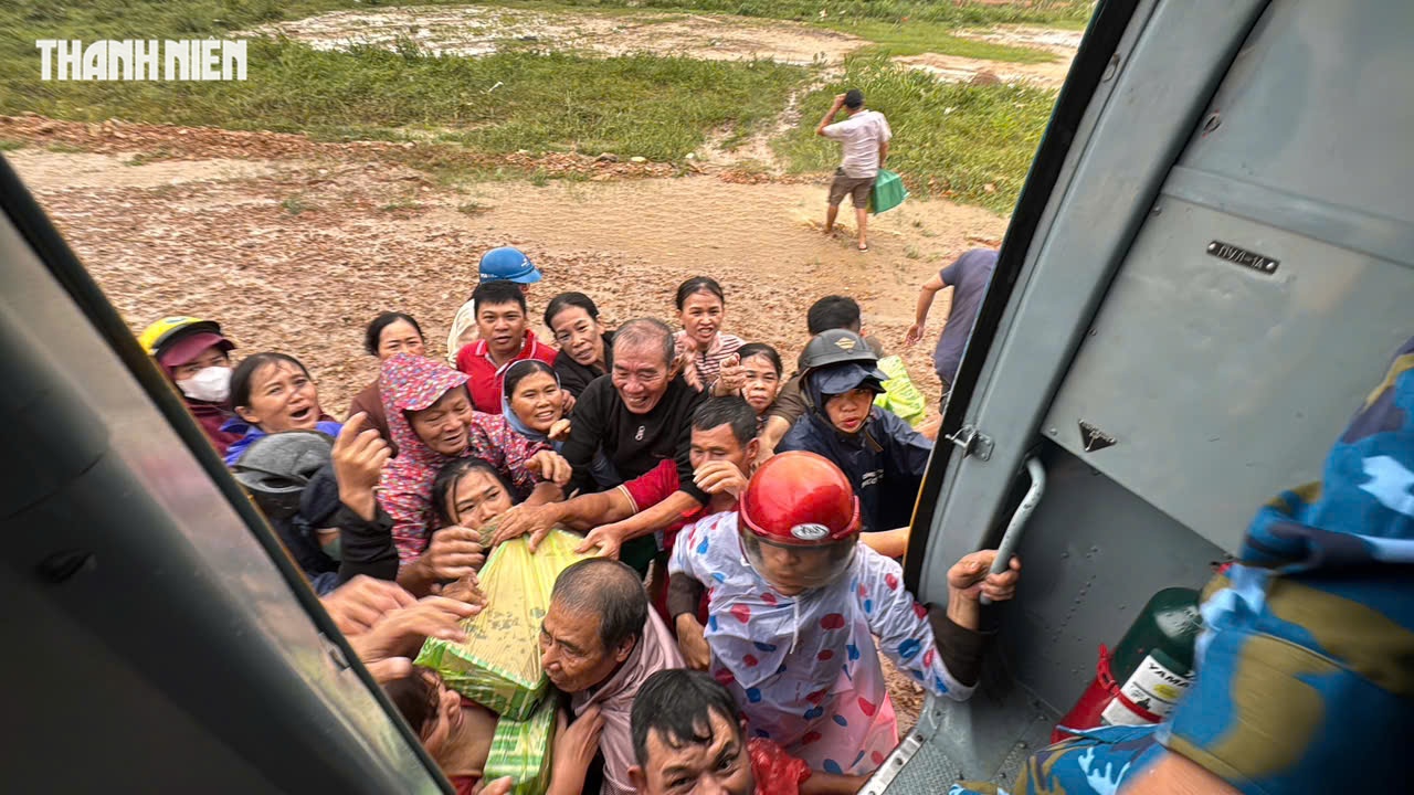 Trực thăng Bộ Quốc phòng thả hàng cứu trợ người dân ngập lụt Phú Yên cũ- Ảnh 14. Trực thăng Bộ Quốc phòng thả hàng cứu trợ người dân ngập lụt Phú Yên cũ- Ảnh 14.