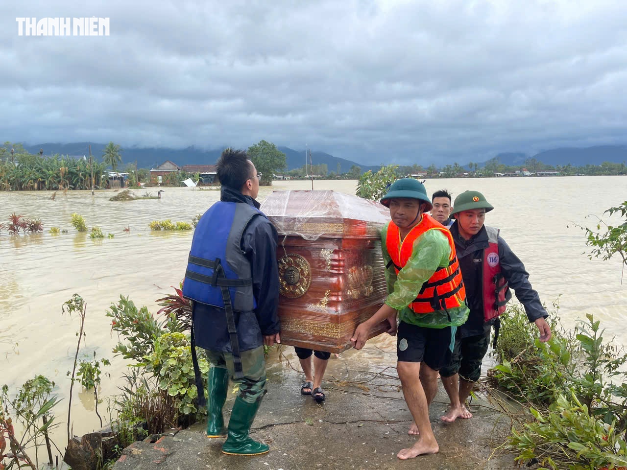 PV Thanh Niên hỗ trợ đưa quan tài vượt lũ lo hậu sự người mất- Ảnh 7.