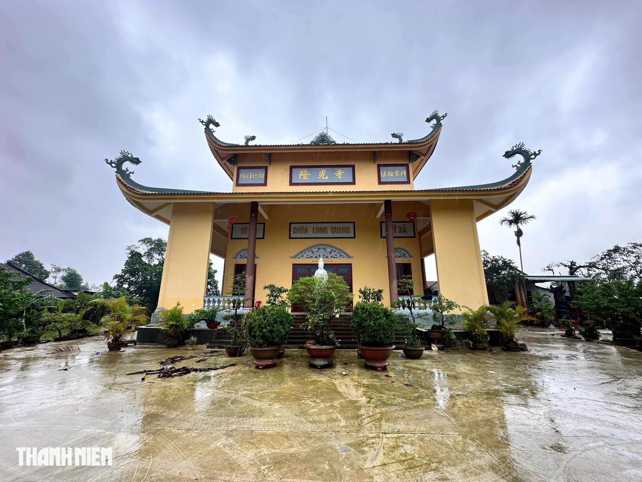 Dân xã Hòa Thịnh (Đắk Lắk) leo bàn thờ, ôm tượng Phật lúc lũ dâng cao - Ảnh 6.