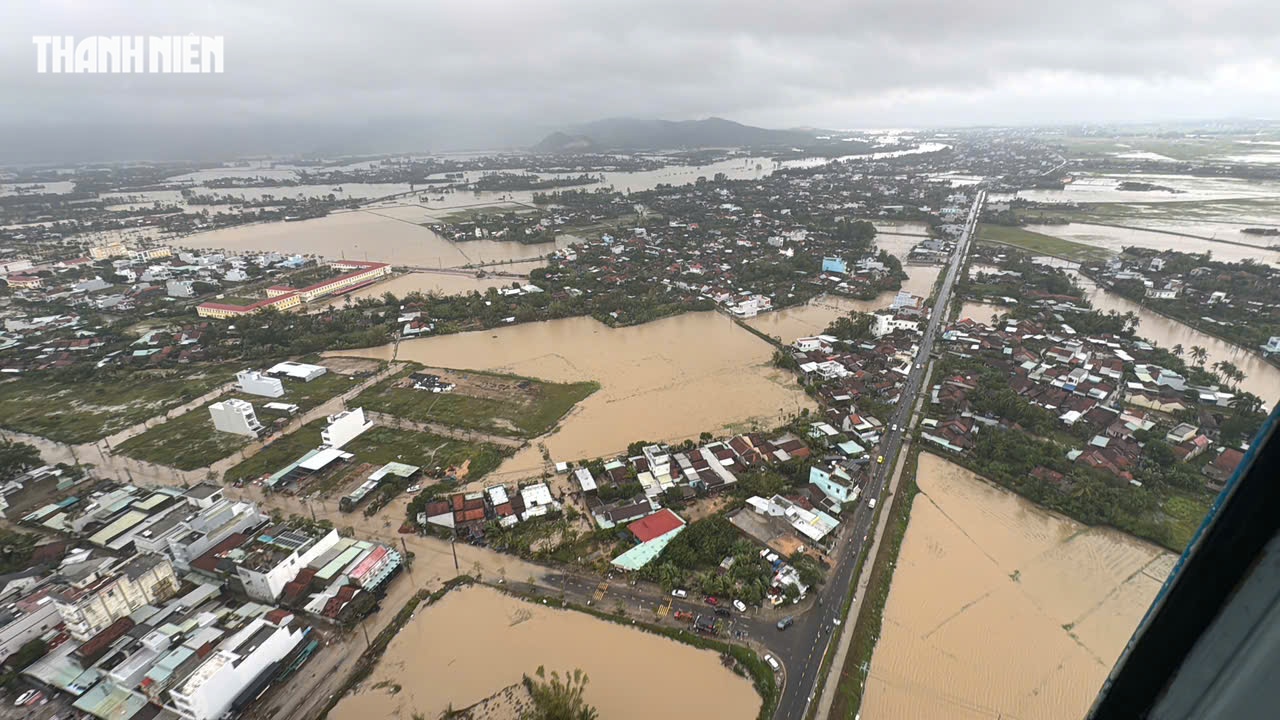 Rốn ngập lụt Phú Yên cũ nhìn từ trực thăng Bộ Quốc phòng, còn mênh mông nước- Ảnh 7. Rốn ngập lụt Phú Yên cũ nhìn từ trực thăng Bộ Quốc phòng, còn mênh mông nước- Ảnh 7.