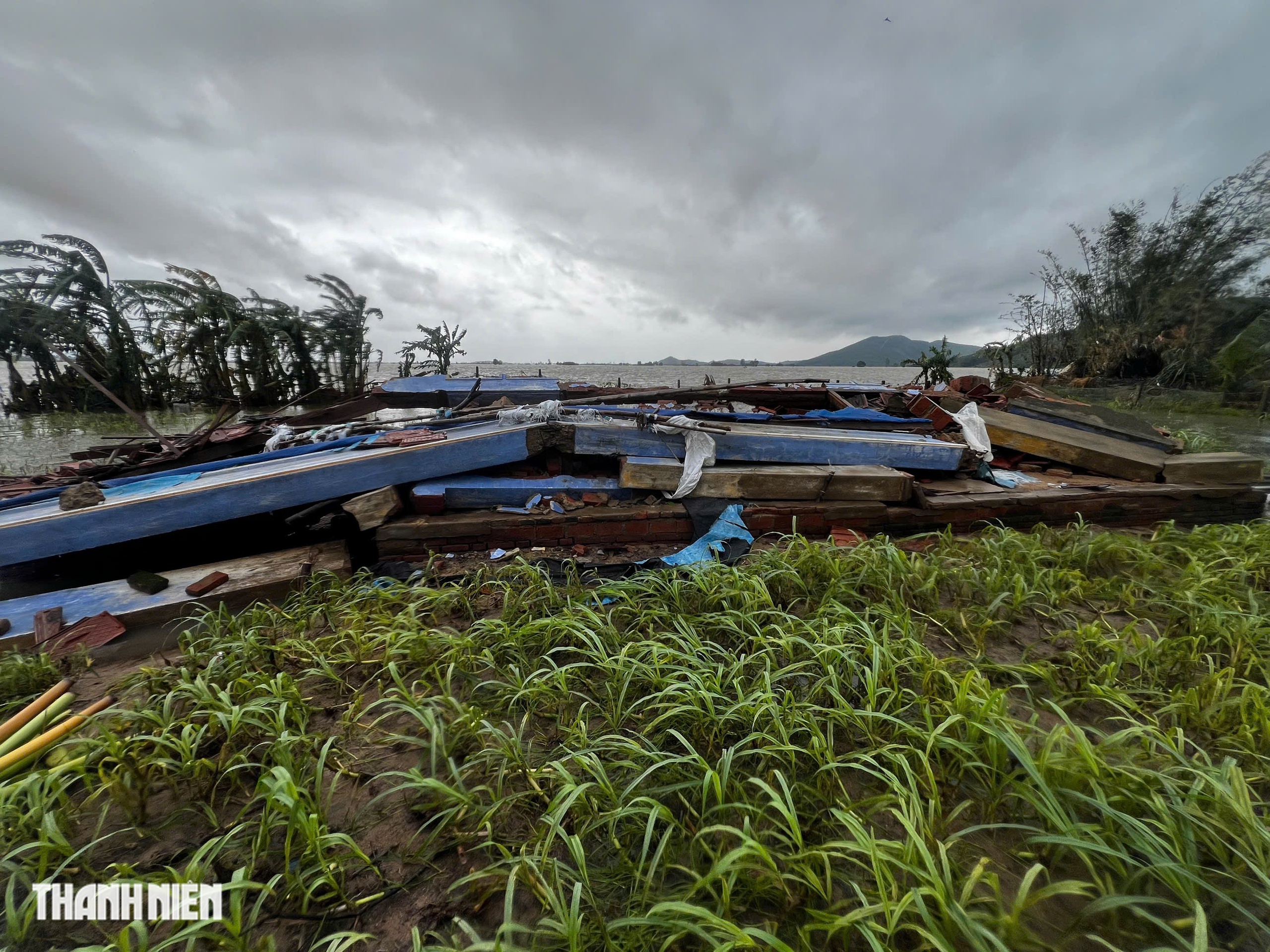 Cứu trợ khẩn cấp cho người dân Hội Cư trong bão lũ tàn phá - Ảnh 9.