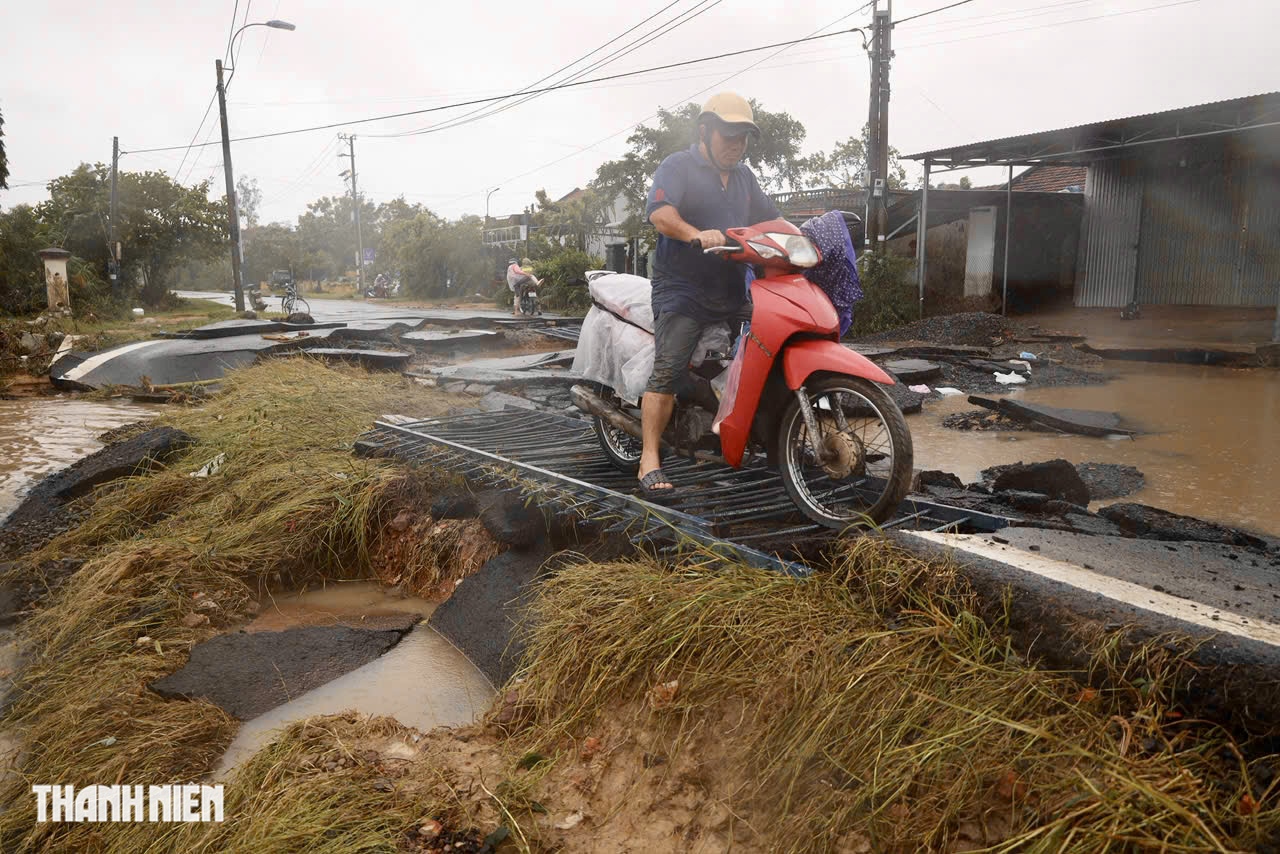Cận cảnh đường liên xã ở Phú Yên cũ bị tàn phá nặng nề Sau lũ lụt - Ảnh 6.
