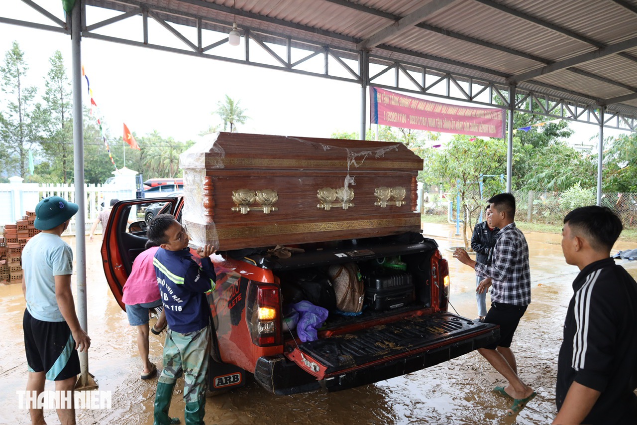 Quan tài của bà Cúc: Nỗi đau giữa biển nước tại Đắk Lắk - Ảnh 3.